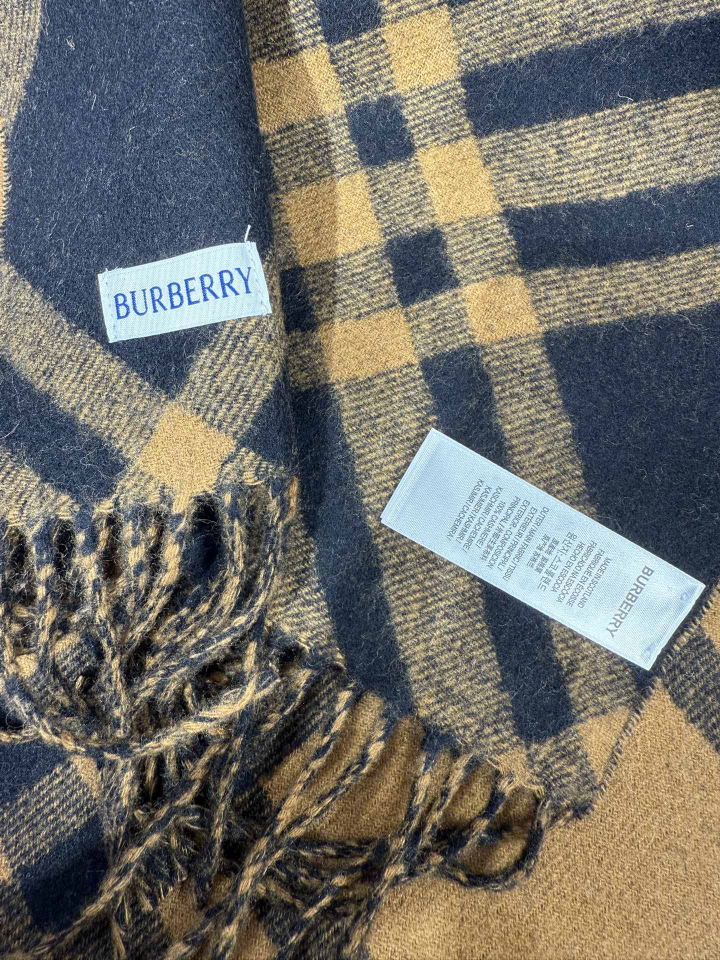 💟Burberry新款苏格兰格纹羊绒围巾，继全智贤带火的格纹款围巾之后，Bur又一款力作上市，Burbe