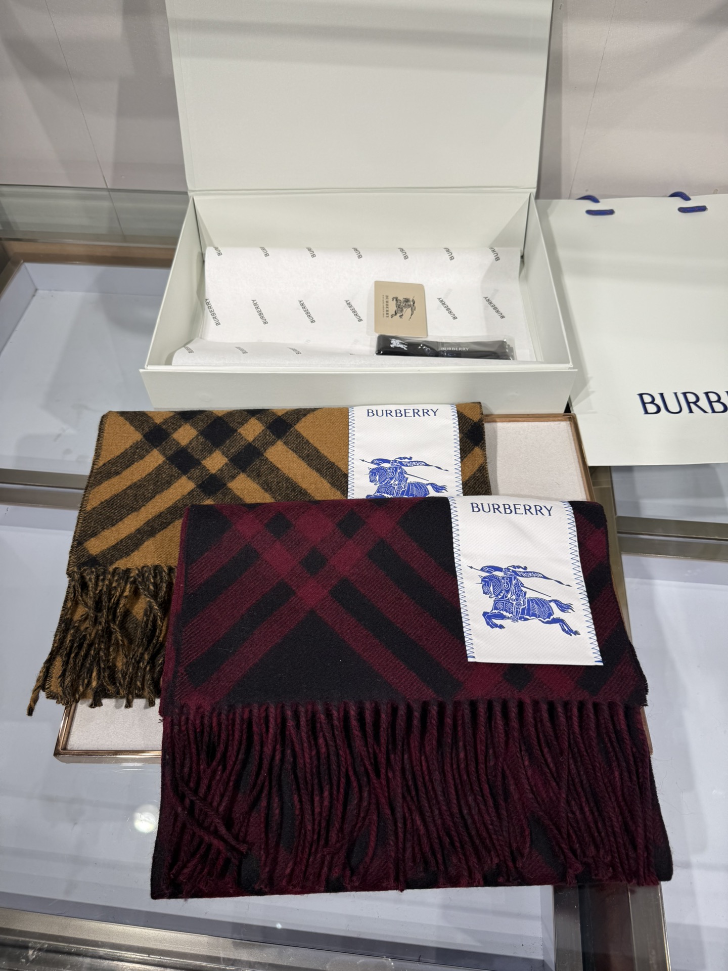 💟Burberry新款苏格兰格纹羊绒围巾，继全智贤带火的格纹款围巾之后，Bur又一款力作上市，Burbe