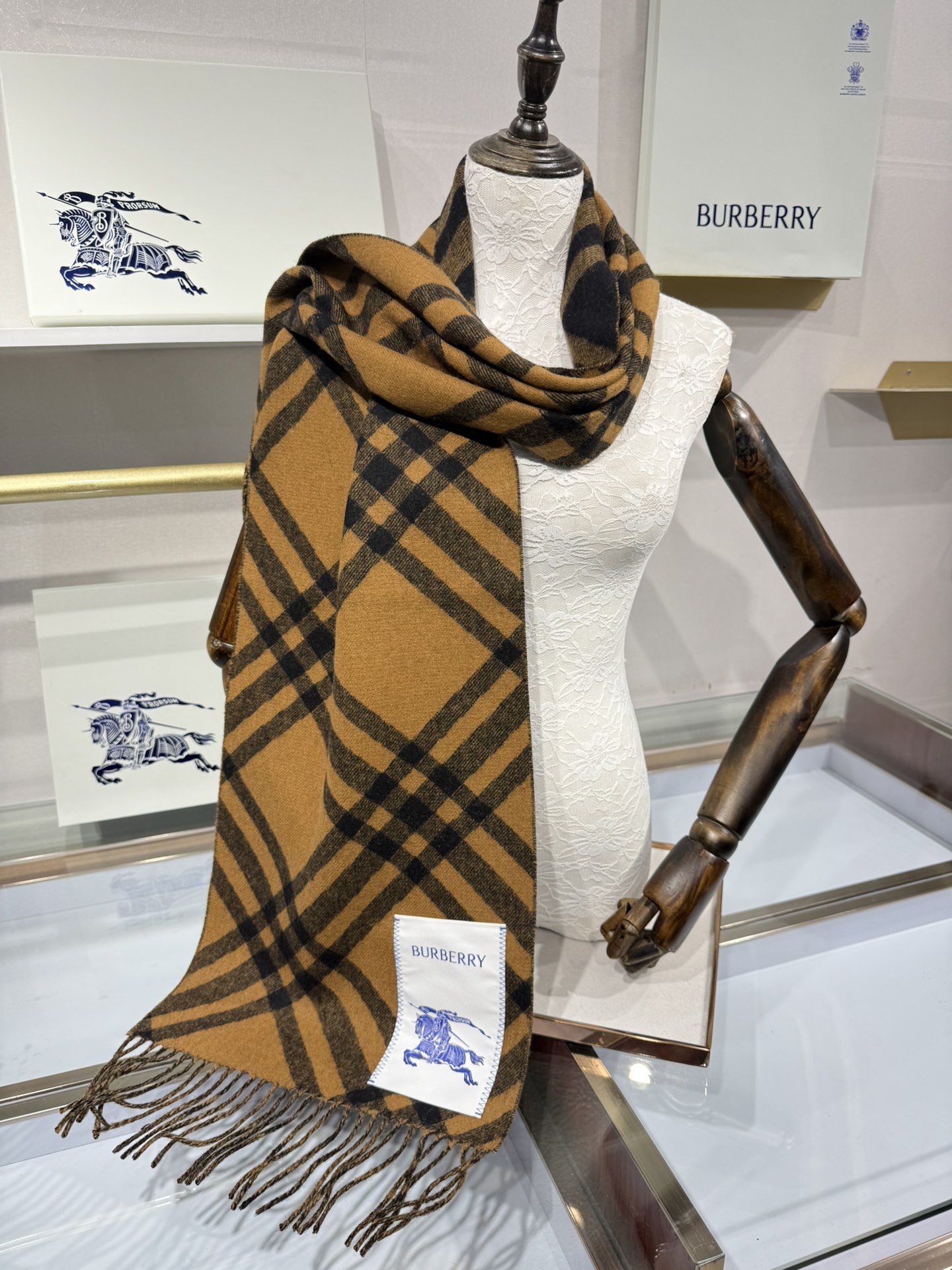 💟Burberry新款苏格兰格纹羊绒围巾，继全智贤带火的格纹款围巾之后，Bur又一款力作上市，Burbe