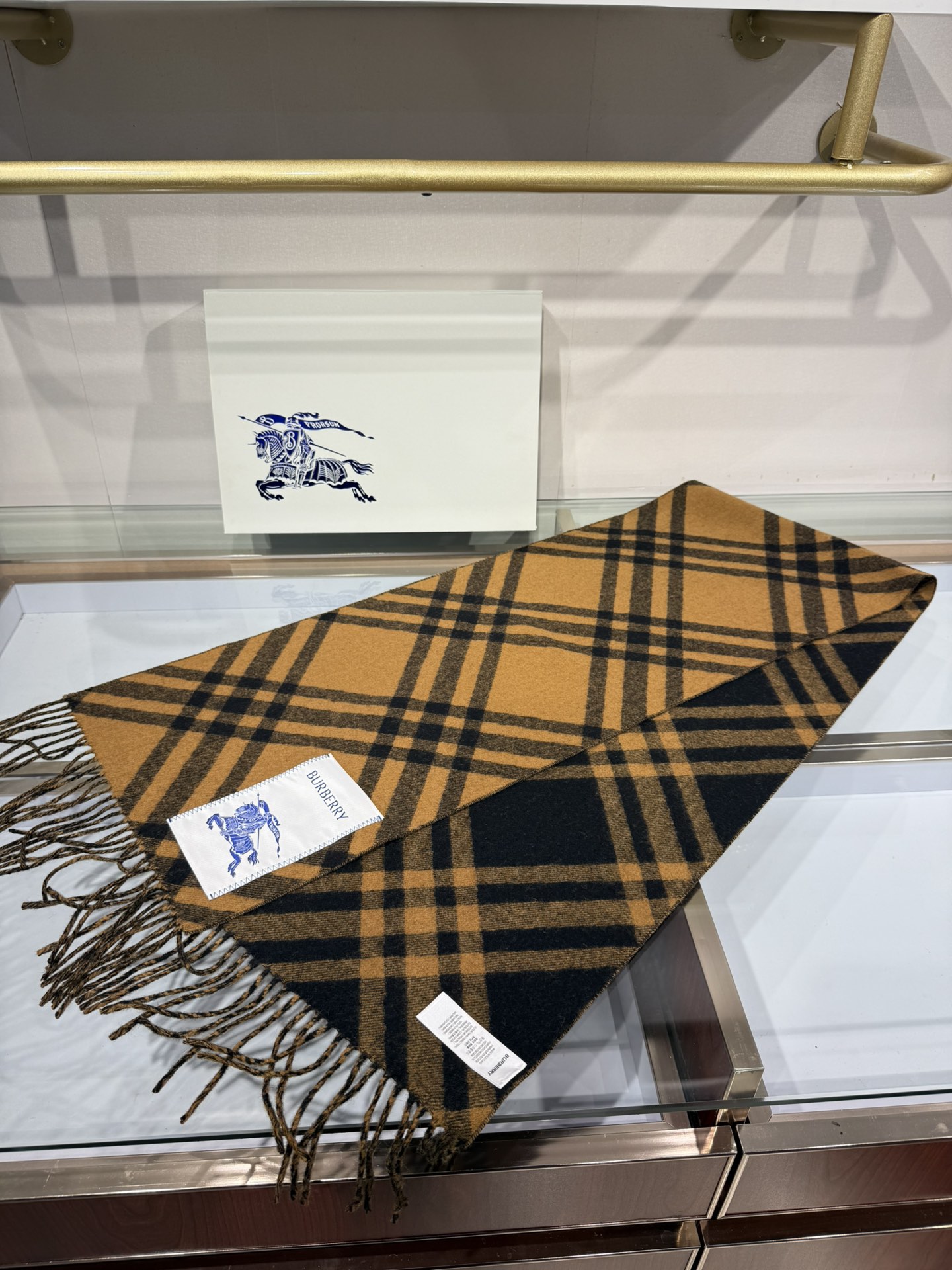 💟Burberry新款苏格兰格纹羊绒围巾，继全智贤带火的格纹款围巾之后，Bur又一款力作上市，Burbe