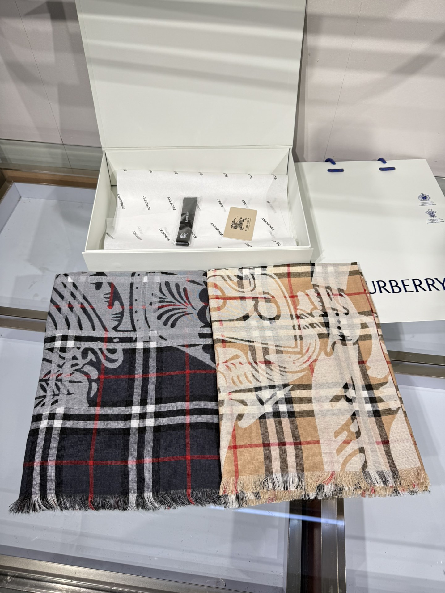 💟Burberry马术骑士徽标拼格纹羊毛围巾轻盈系列，于意大利工坊精制而成。装饰提花精纺的 Burber