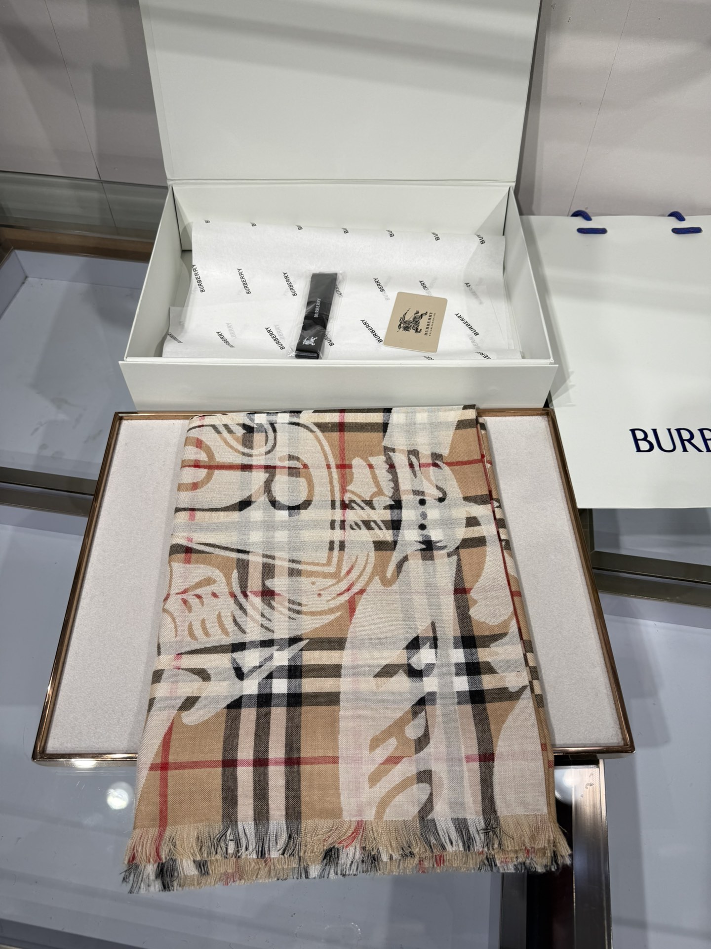 💟Burberry马术骑士徽标拼格纹羊毛围巾轻盈系列，于意大利工坊精制而成。装饰提花精纺的 Burber