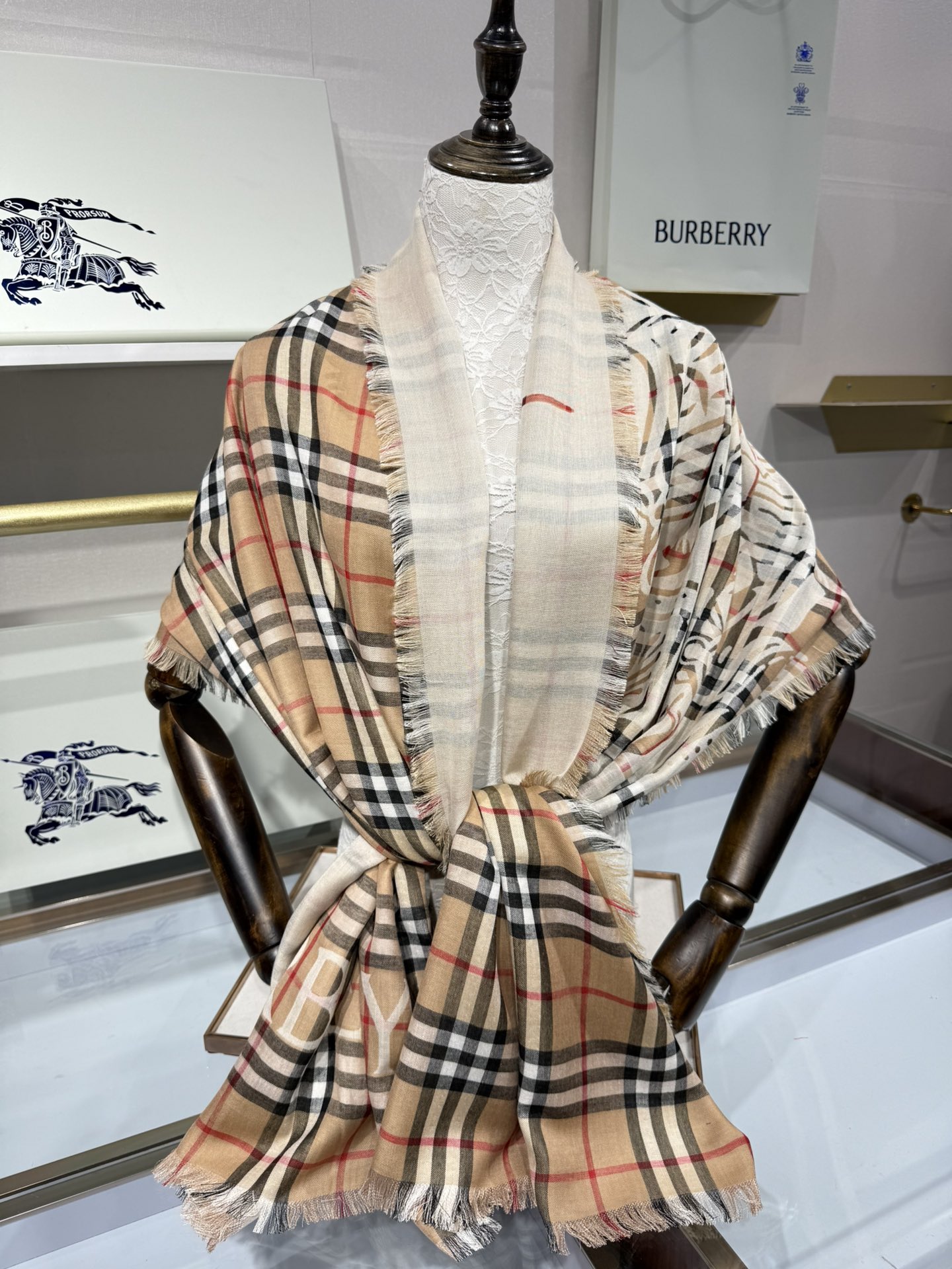 💟Burberry马术骑士徽标拼格纹羊毛围巾轻盈系列，于意大利工坊精制而成。装饰提花精纺的 Burber