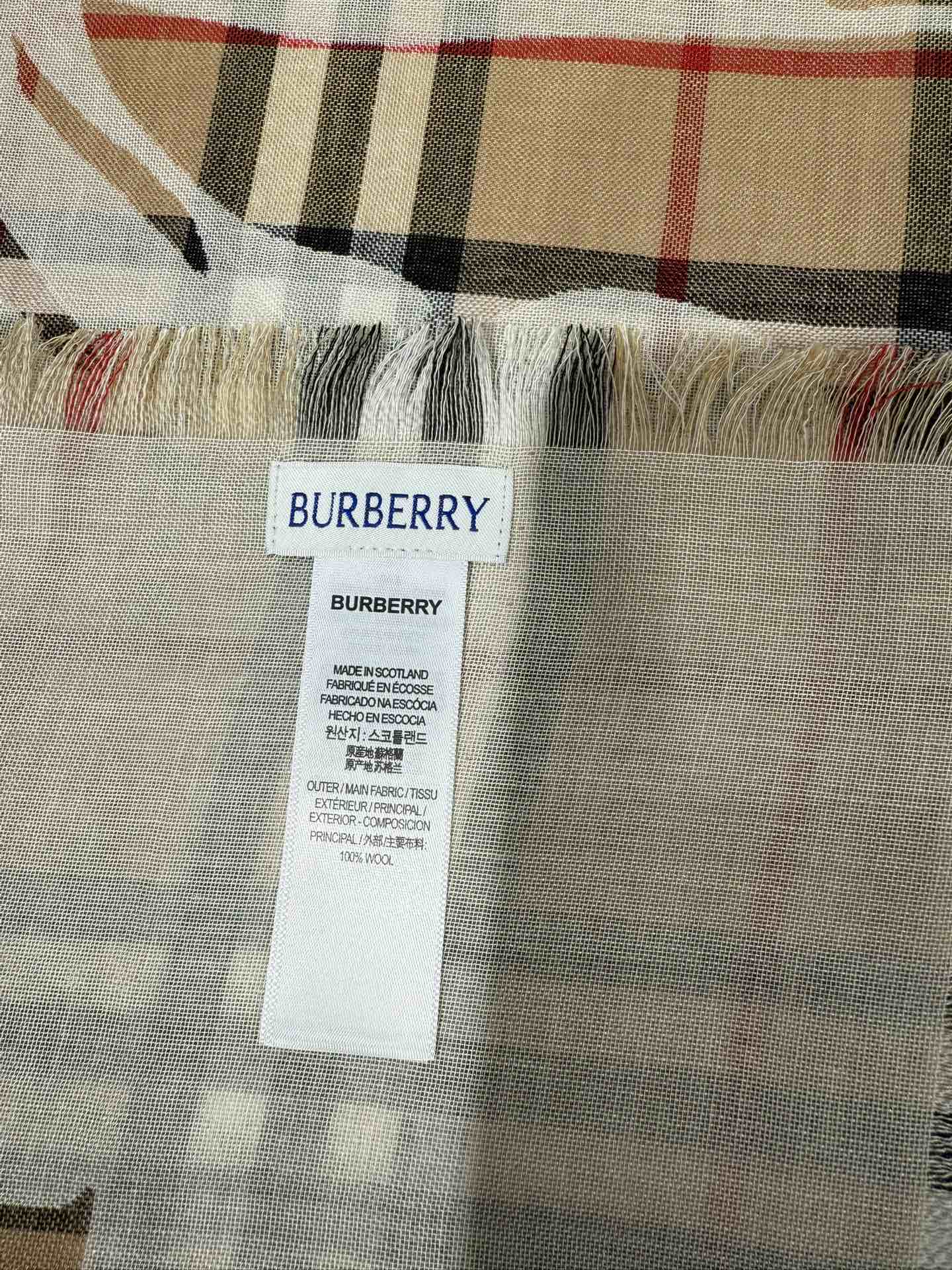 💟Burberry马术骑士徽标拼格纹羊毛围巾轻盈系列，于意大利工坊精制而成。装饰提花精纺的 Burber