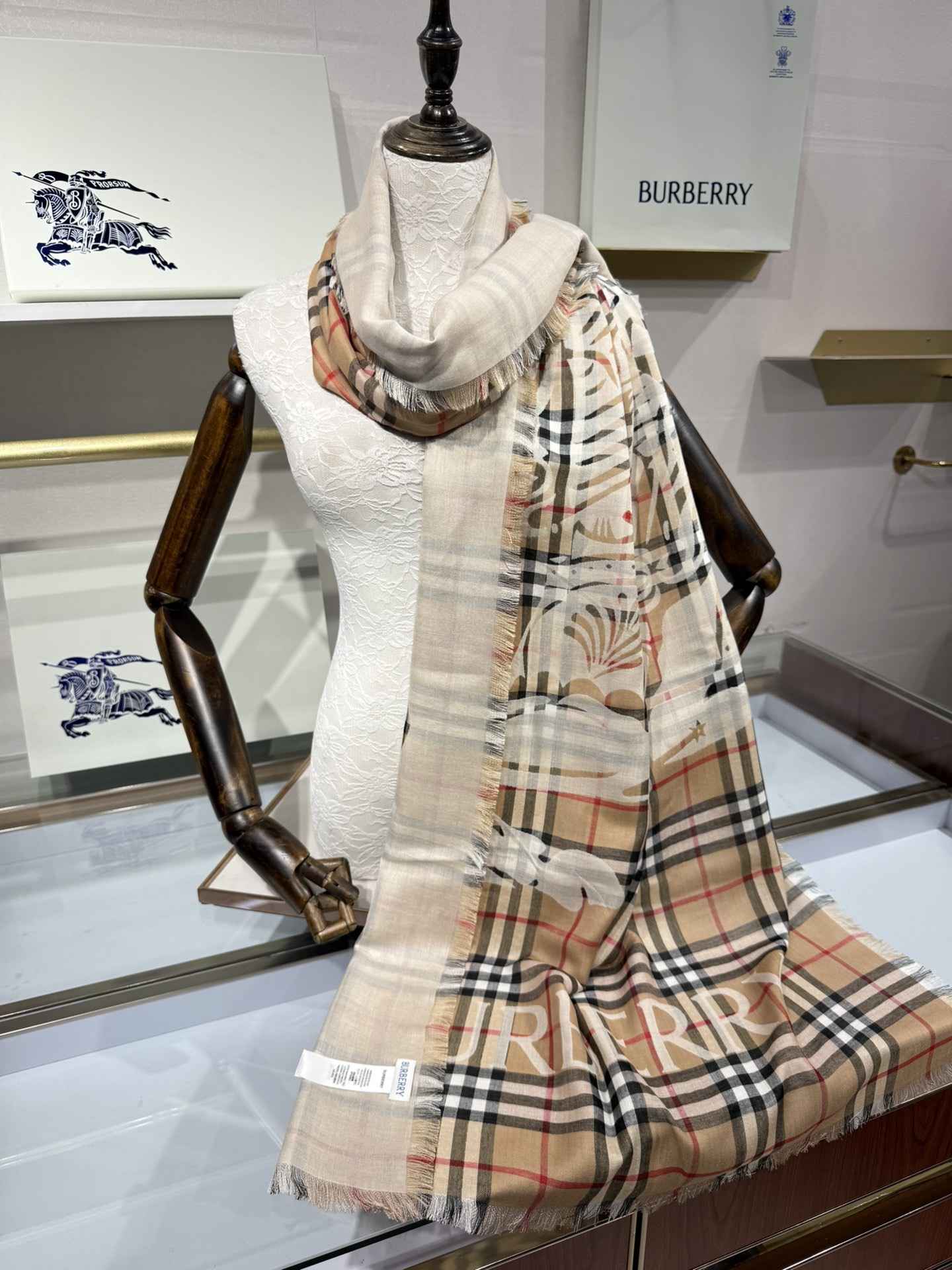 💟Burberry马术骑士徽标拼格纹羊毛围巾轻盈系列，于意大利工坊精制而成。装饰提花精纺的 Burber