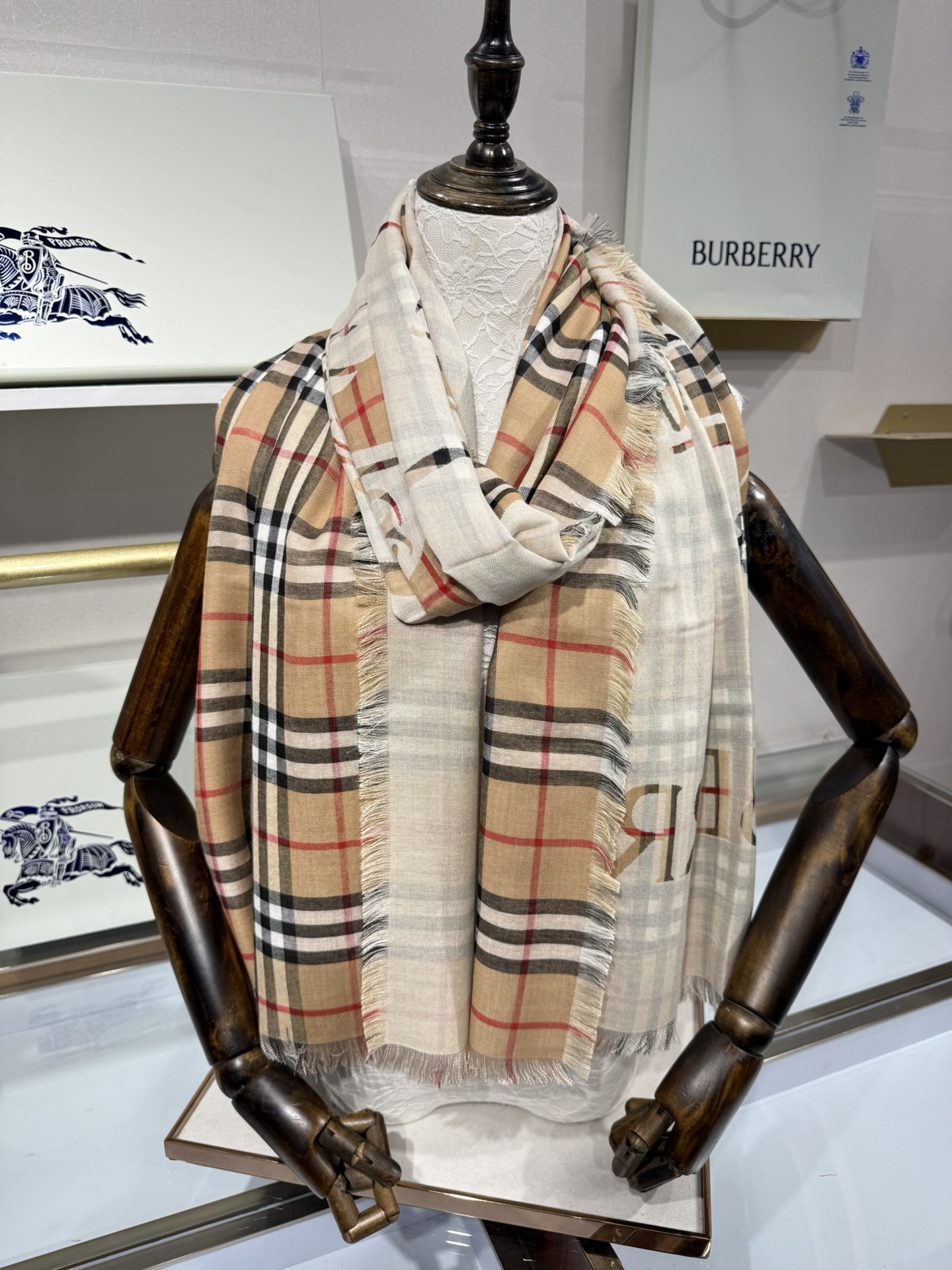 💟Burberry马术骑士徽标拼格纹羊毛围巾轻盈系列，于意大利工坊精制而成。装饰提花精纺的 Burber