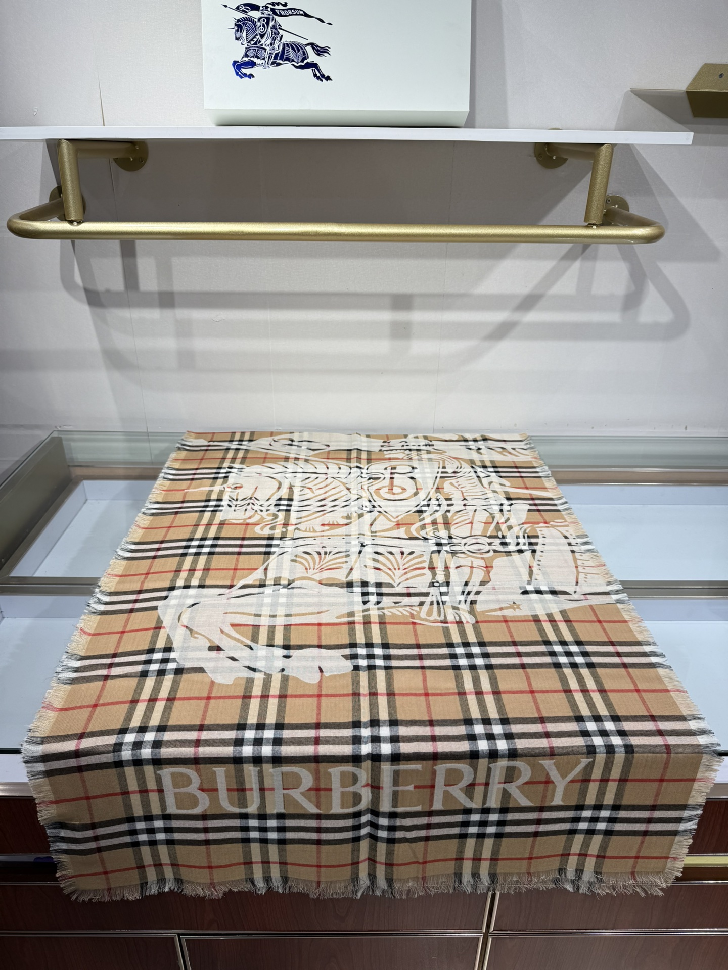 💟Burberry马术骑士徽标拼格纹羊毛围巾轻盈系列，于意大利工坊精制而成。装饰提花精纺的 Burber