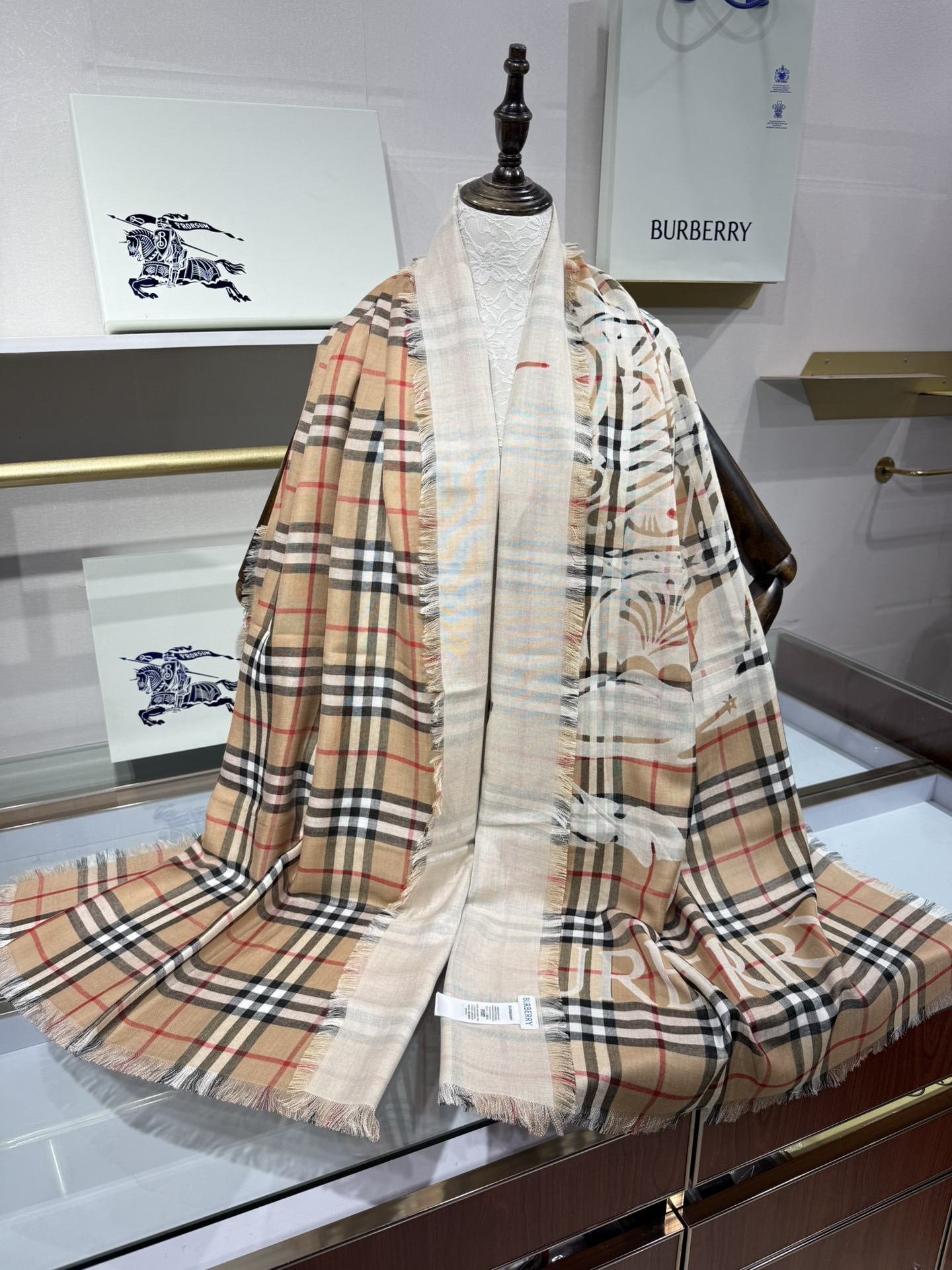 💟Burberry马术骑士徽标拼格纹羊毛围巾轻盈系列，于意大利工坊精制而成。装饰提花精纺的 Burber