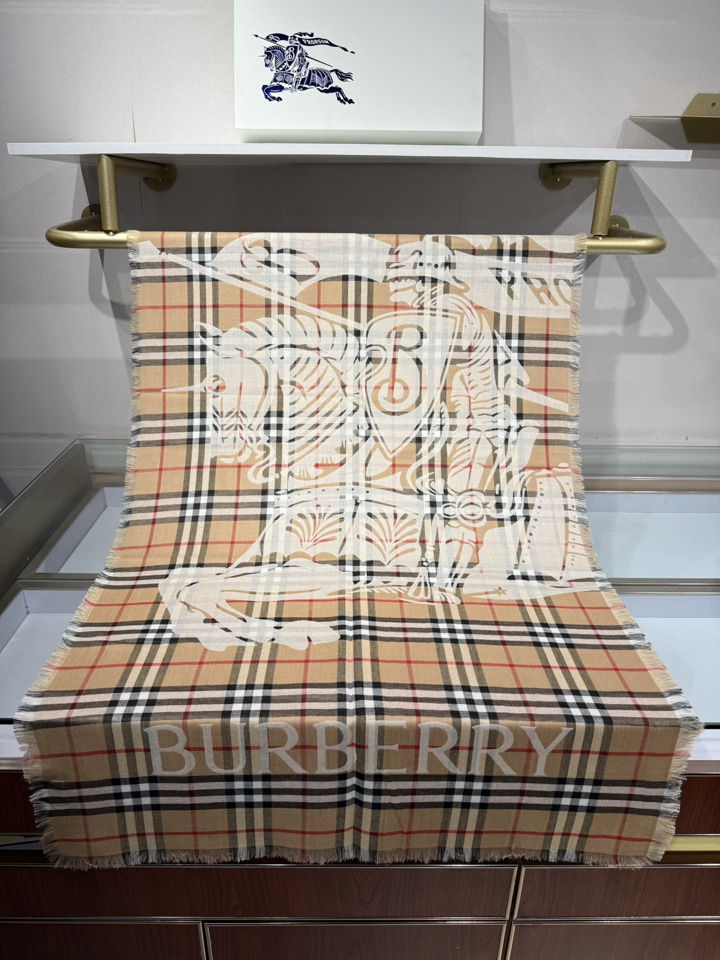 💟Burberry马术骑士徽标拼格纹羊毛围巾轻盈系列，于意大利工坊精制而成。装饰提花精纺的 Burber