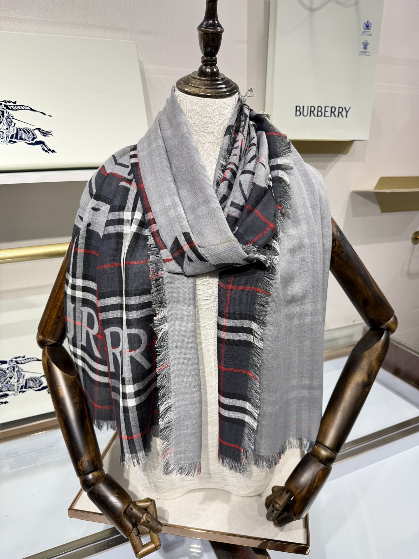 💟Burberry马术骑士徽标拼格纹羊毛围巾轻盈系列，于意大利工坊精制而成。装饰提花精纺的 Burber