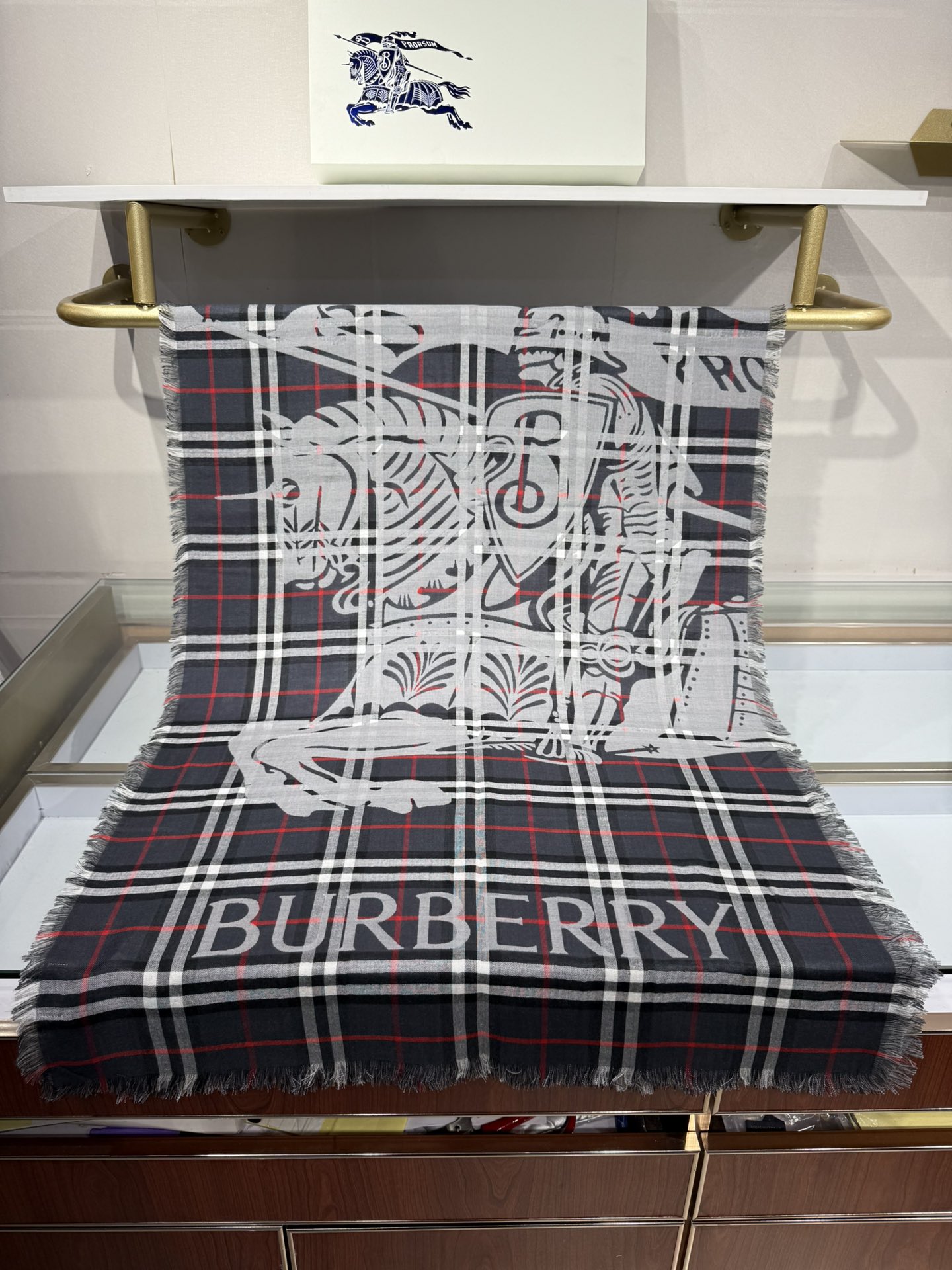 💟Burberry马术骑士徽标拼格纹羊毛围巾轻盈系列，于意大利工坊精制而成。装饰提花精纺的 Burber