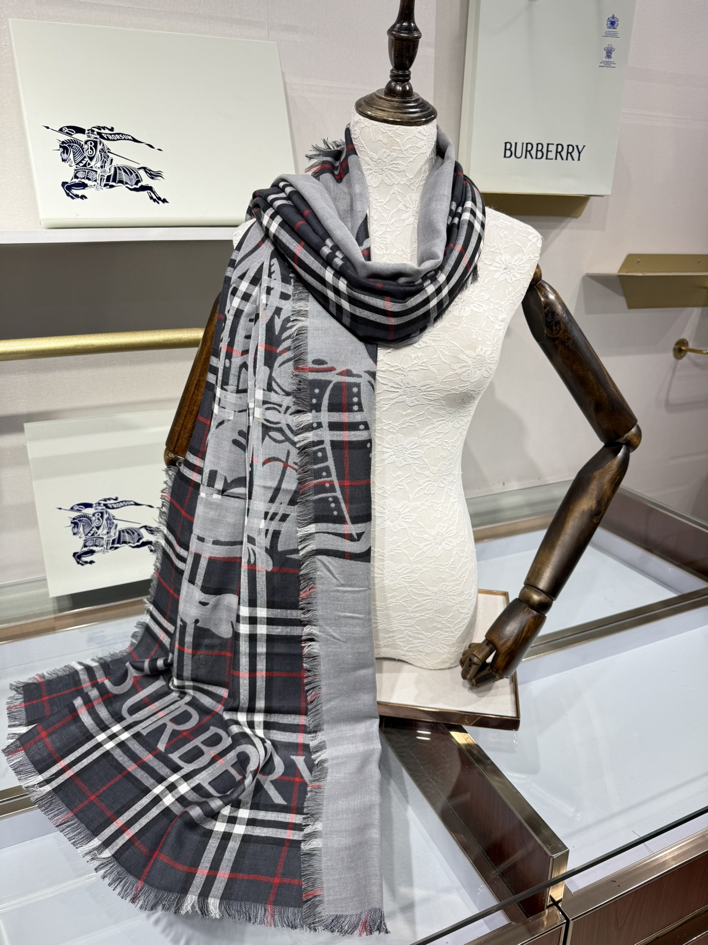 💟Burberry马术骑士徽标拼格纹羊毛围巾轻盈系列，于意大利工坊精制而成。装饰提花精纺的 Burber