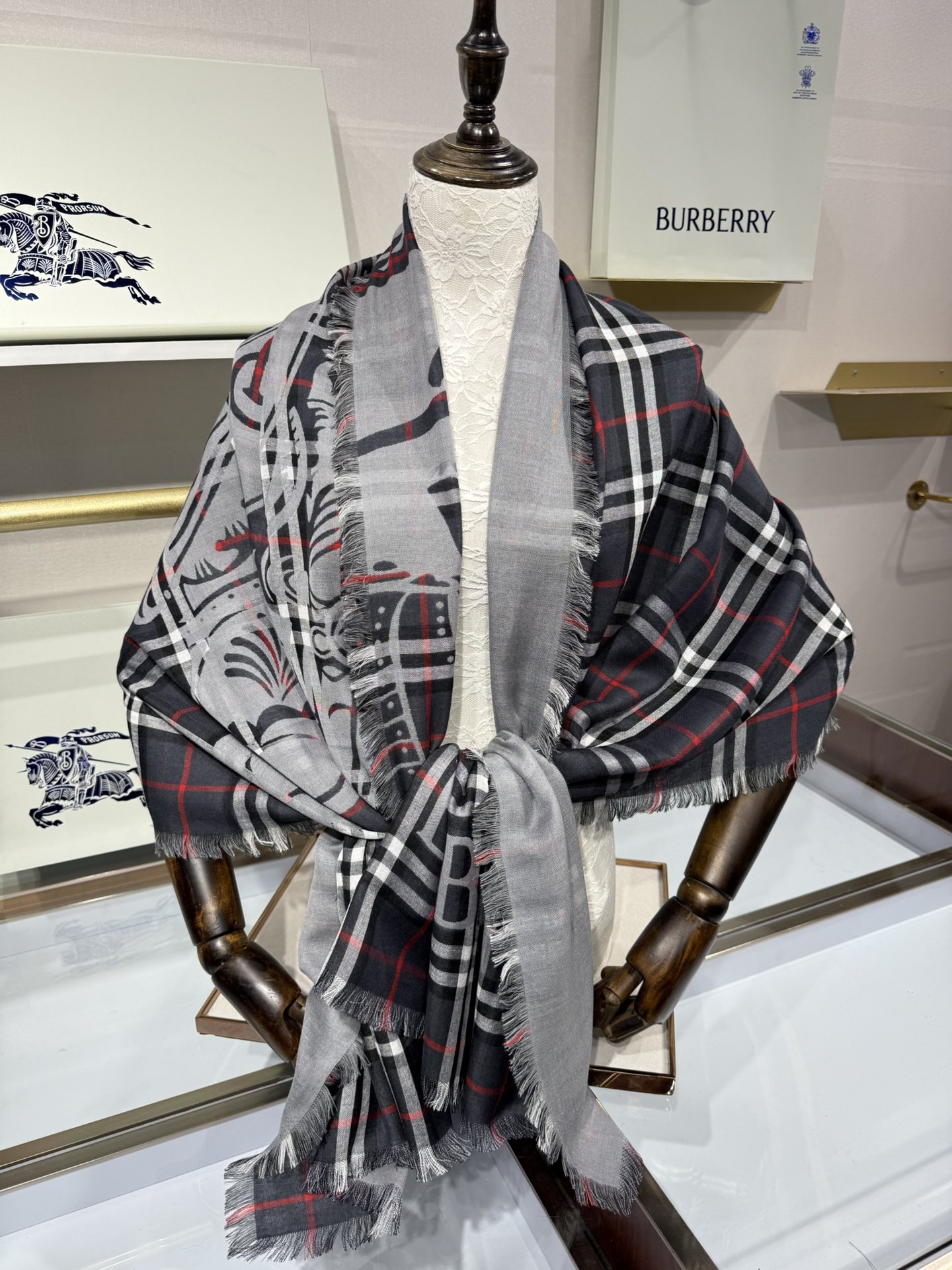 💟Burberry马术骑士徽标拼格纹羊毛围巾轻盈系列，于意大利工坊精制而成。装饰提花精纺的 Burber