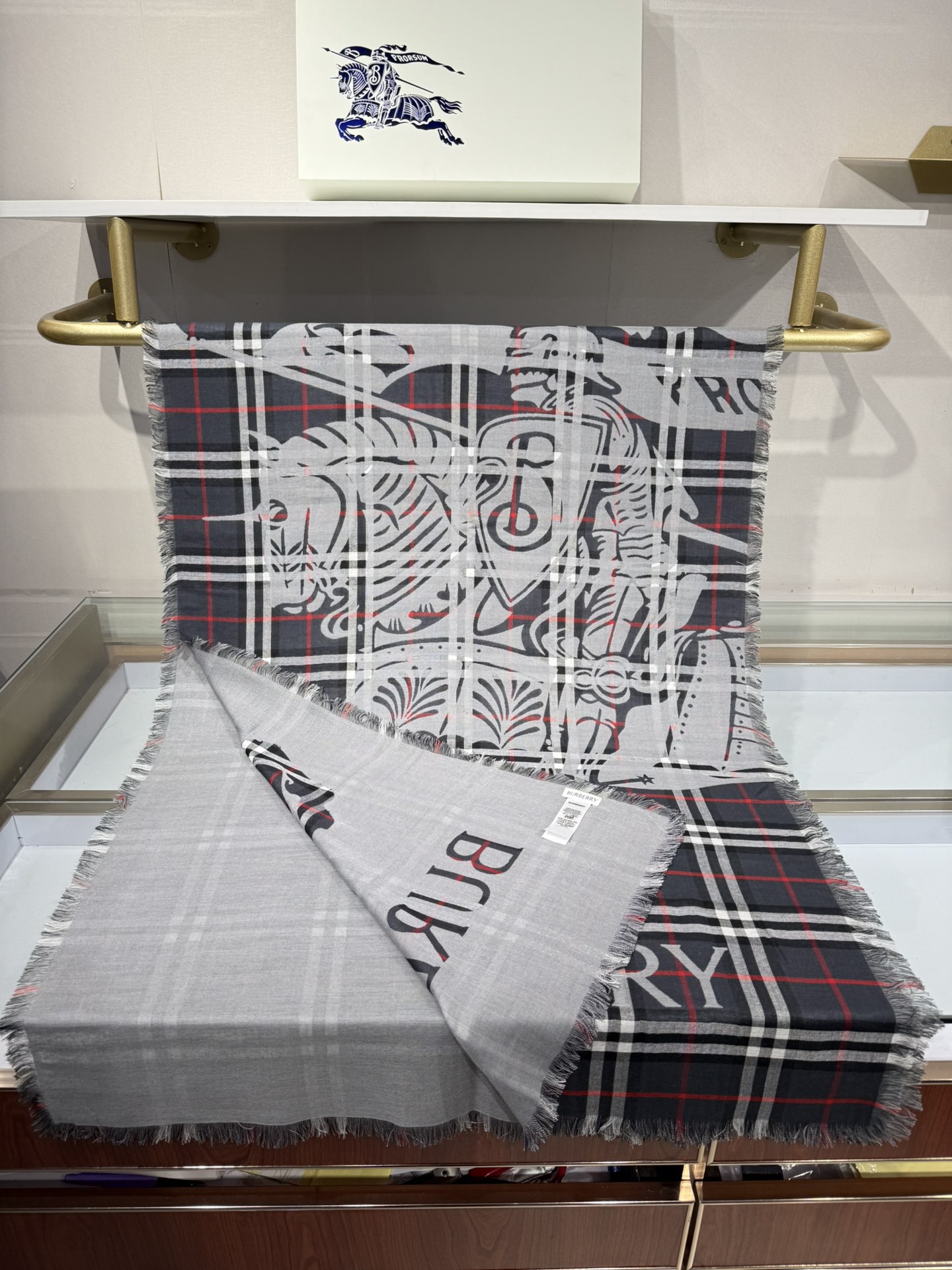 💟Burberry马术骑士徽标拼格纹羊毛围巾轻盈系列，于意大利工坊精制而成。装饰提花精纺的 Burber