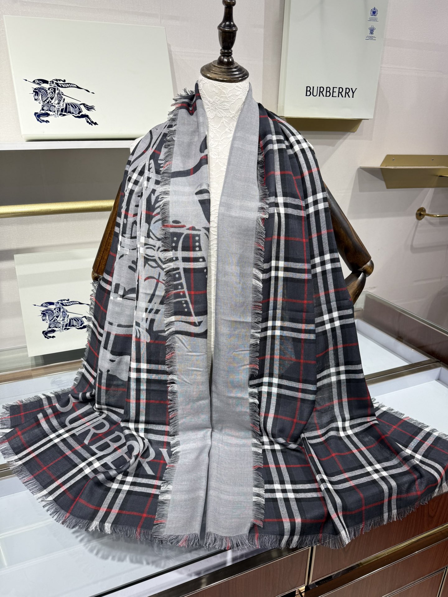 💟Burberry马术骑士徽标拼格纹羊毛围巾轻盈系列，于意大利工坊精制而成。装饰提花精纺的 Burber