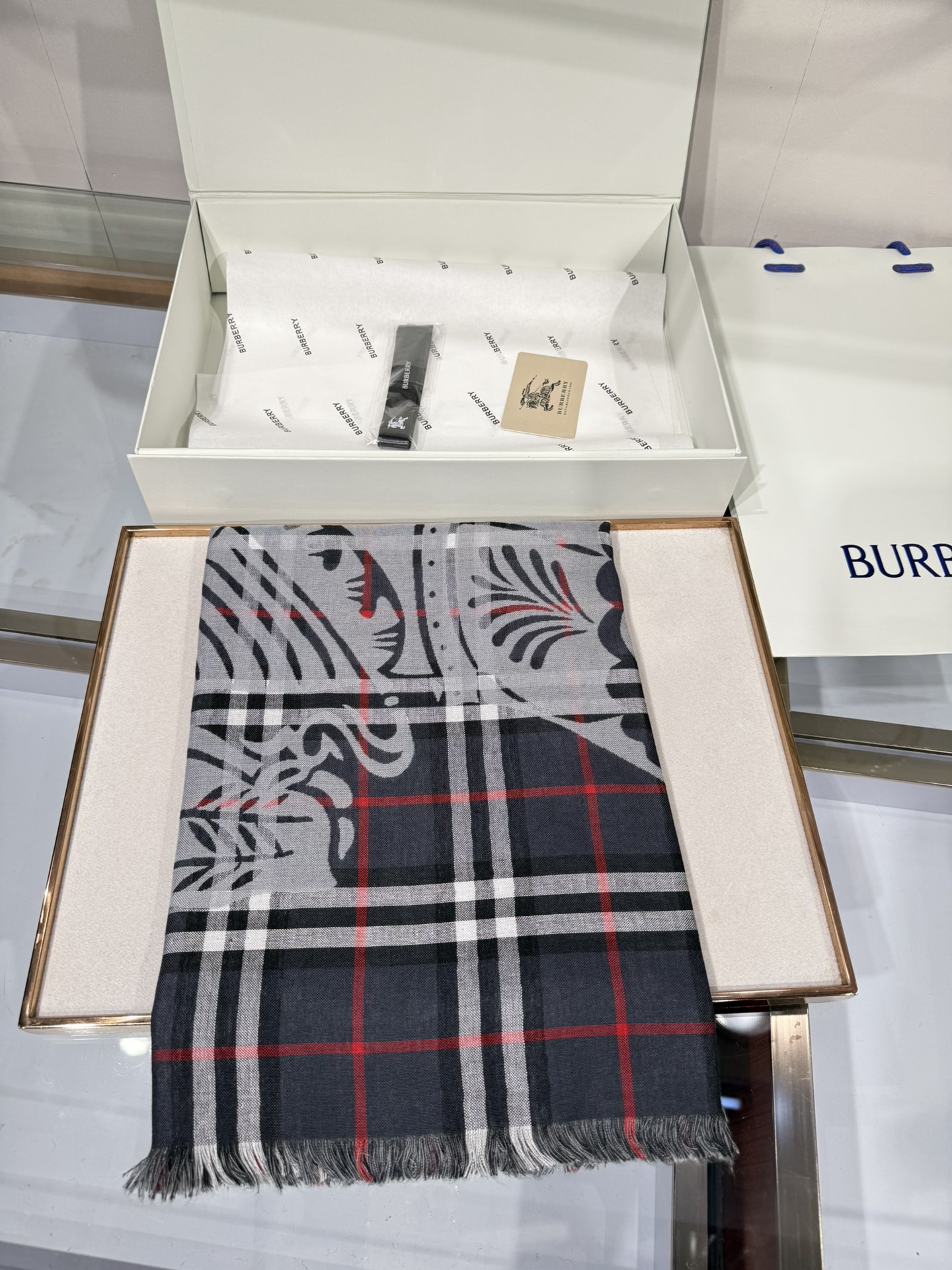 💟Burberry马术骑士徽标拼格纹羊毛围巾轻盈系列，于意大利工坊精制而成。装饰提花精纺的 Burber