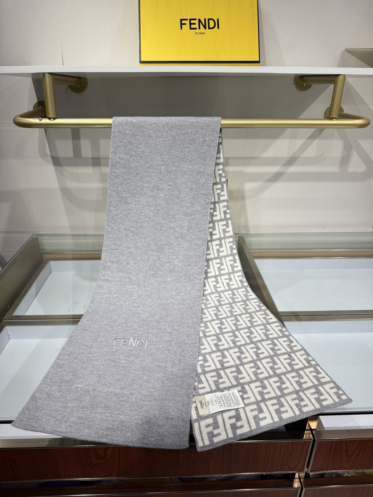 💟这款芬迪围巾是品牌经典配饰系列的代表之作，融合了奢华材质与标志性设计元素。它采用优质羊绒或羊毛材质打造