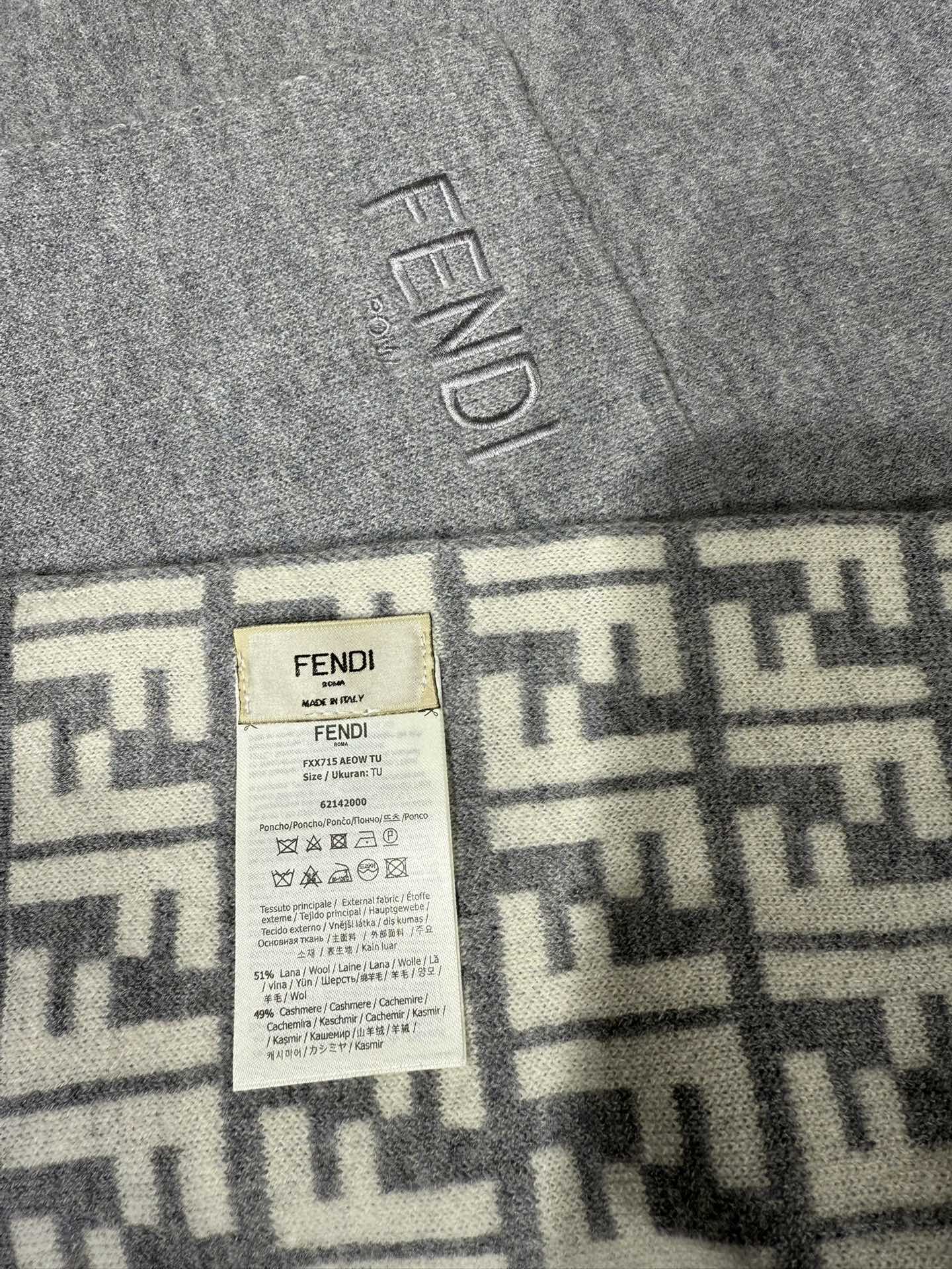 💟这款芬迪围巾是品牌经典配饰系列的代表之作，融合了奢华材质与标志性设计元素。它采用优质羊绒或羊毛材质打造