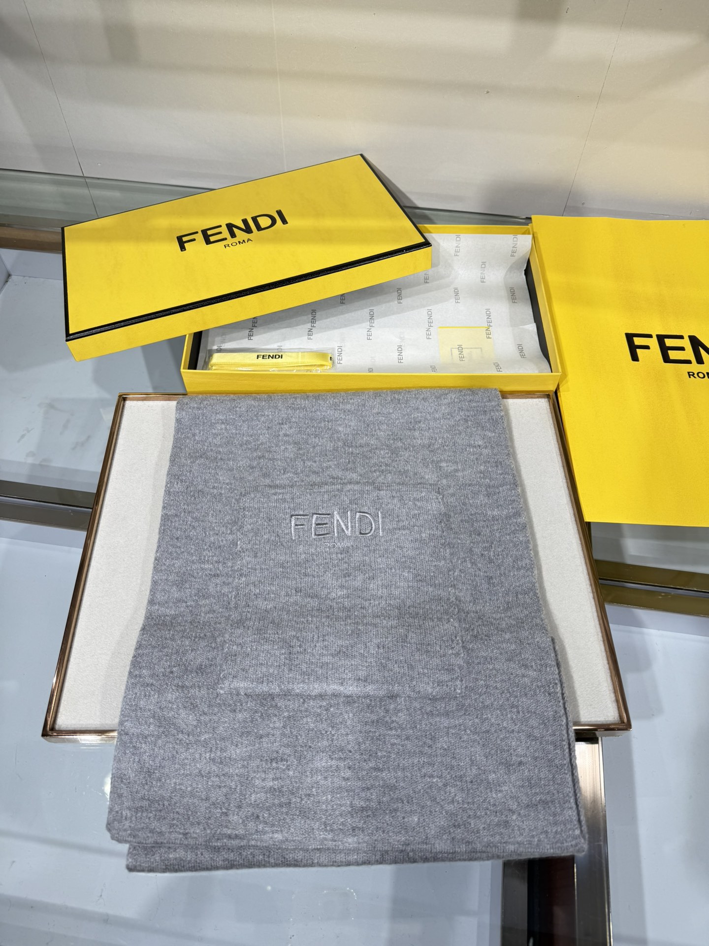 💟这款芬迪围巾是品牌经典配饰系列的代表之作，融合了奢华材质与标志性设计元素。它采用优质羊绒或羊毛材质打造