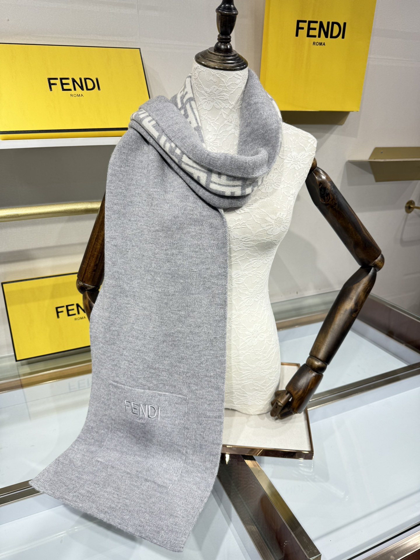 💟这款芬迪围巾是品牌经典配饰系列的代表之作，融合了奢华材质与标志性设计元素。它采用优质羊绒或羊毛材质打造