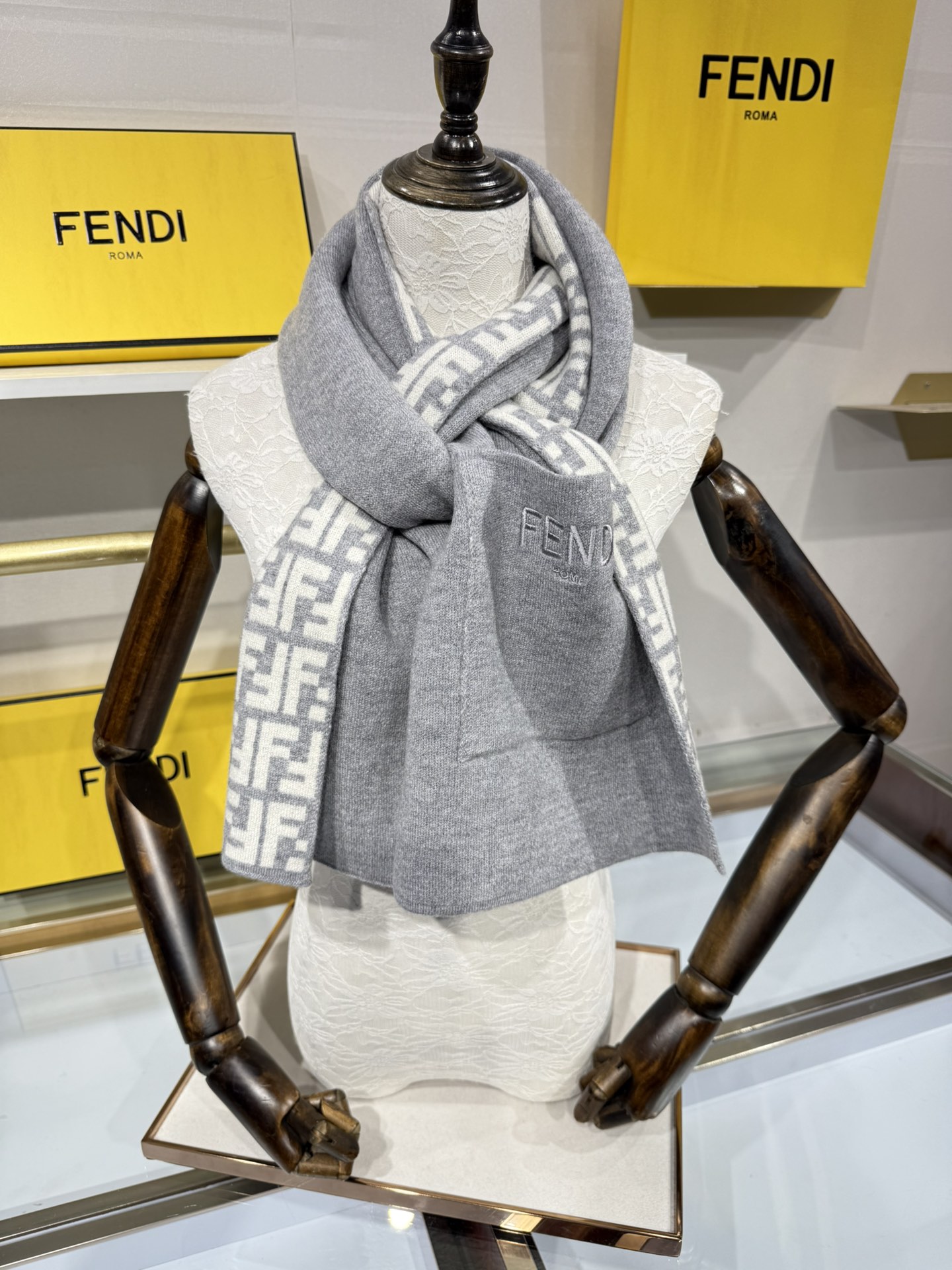 💟这款芬迪围巾是品牌经典配饰系列的代表之作，融合了奢华材质与标志性设计元素。它采用优质羊绒或羊毛材质打造