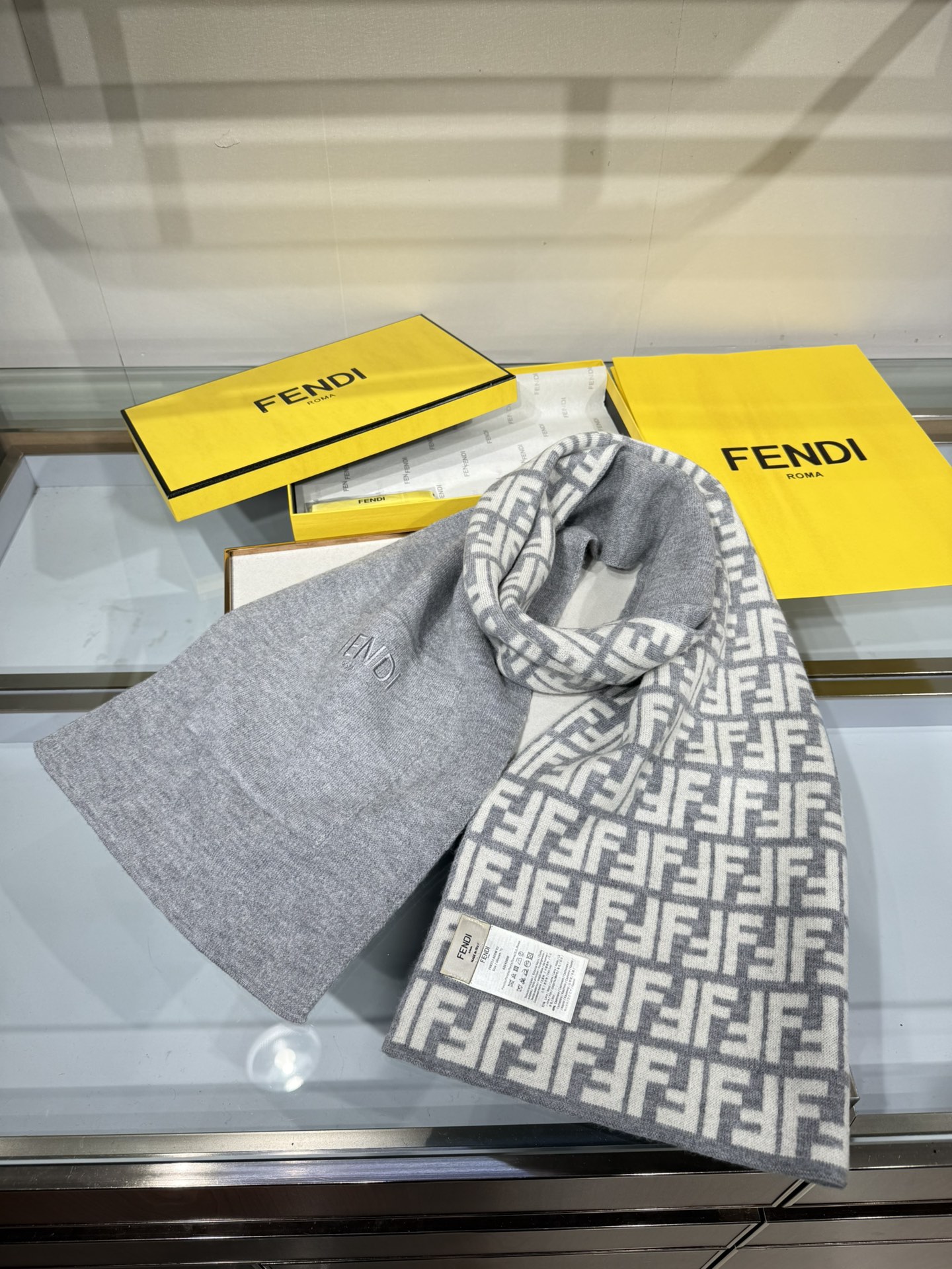 💟这款芬迪围巾是品牌经典配饰系列的代表之作，融合了奢华材质与标志性设计元素。它采用优质羊绒或羊毛材质打造