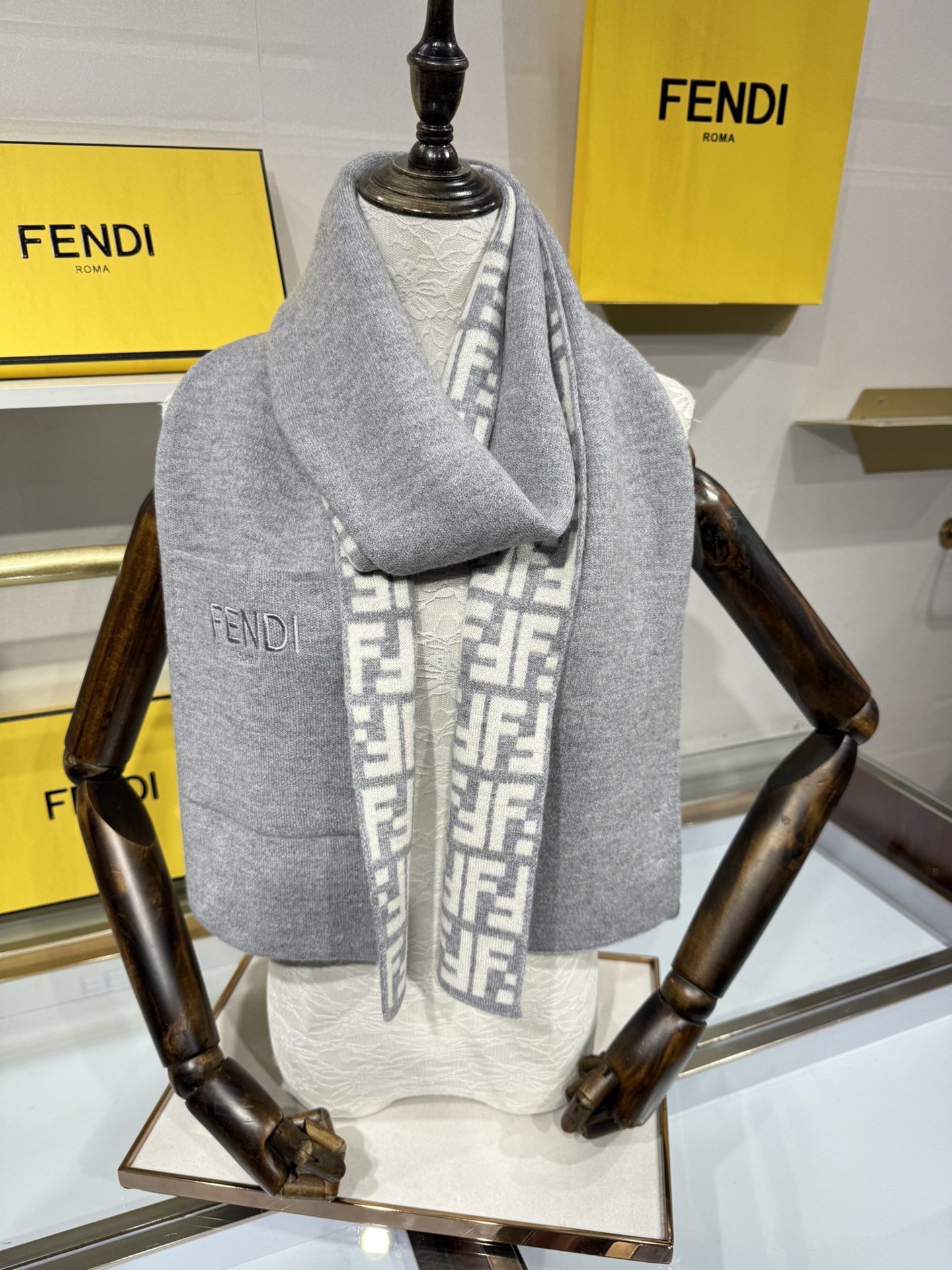 💟这款芬迪围巾是品牌经典配饰系列的代表之作，融合了奢华材质与标志性设计元素。它采用优质羊绒或羊毛材质打造
