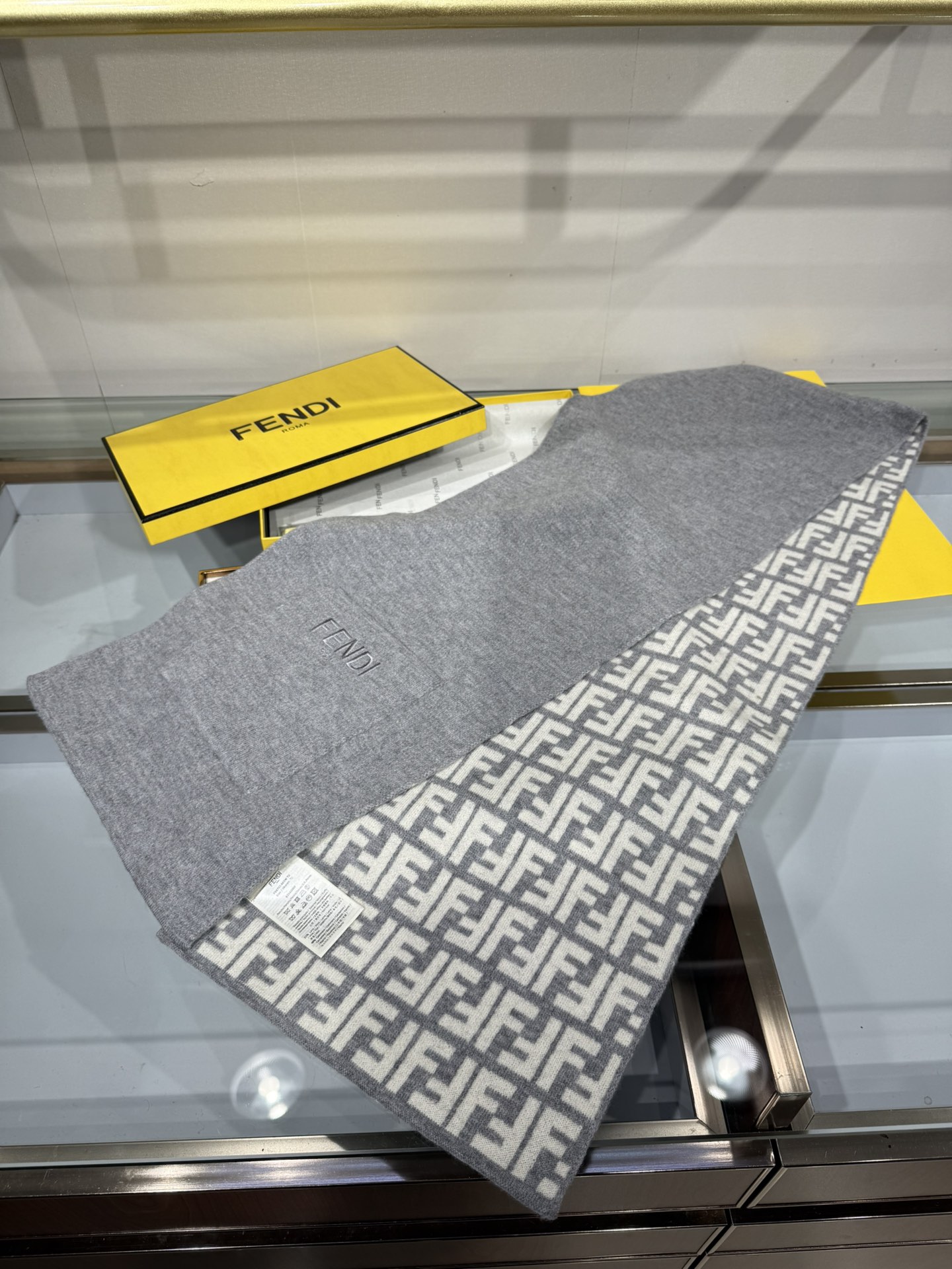 💟这款芬迪围巾是品牌经典配饰系列的代表之作，融合了奢华材质与标志性设计元素。它采用优质羊绒或羊毛材质打造