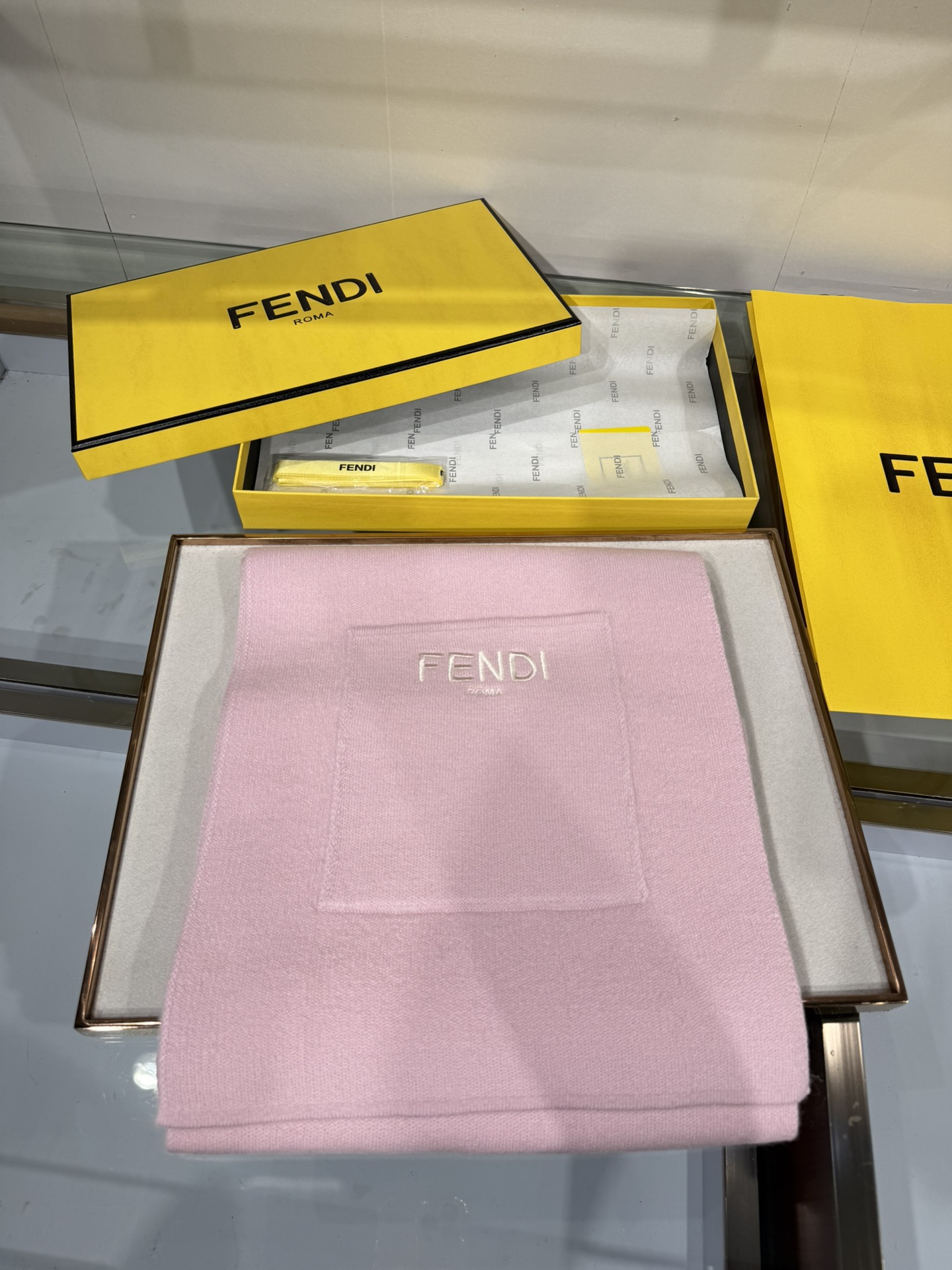 💟这款芬迪围巾是品牌经典配饰系列的代表之作，融合了奢华材质与标志性设计元素。它采用优质羊绒或羊毛材质打造