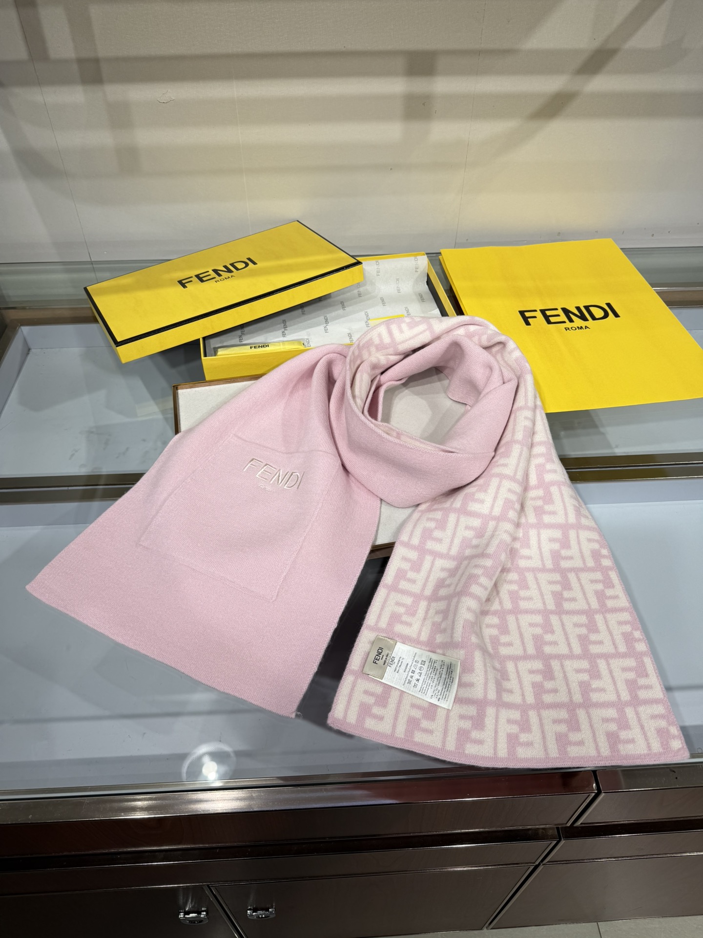 💟这款芬迪围巾是品牌经典配饰系列的代表之作，融合了奢华材质与标志性设计元素。它采用优质羊绒或羊毛材质打造