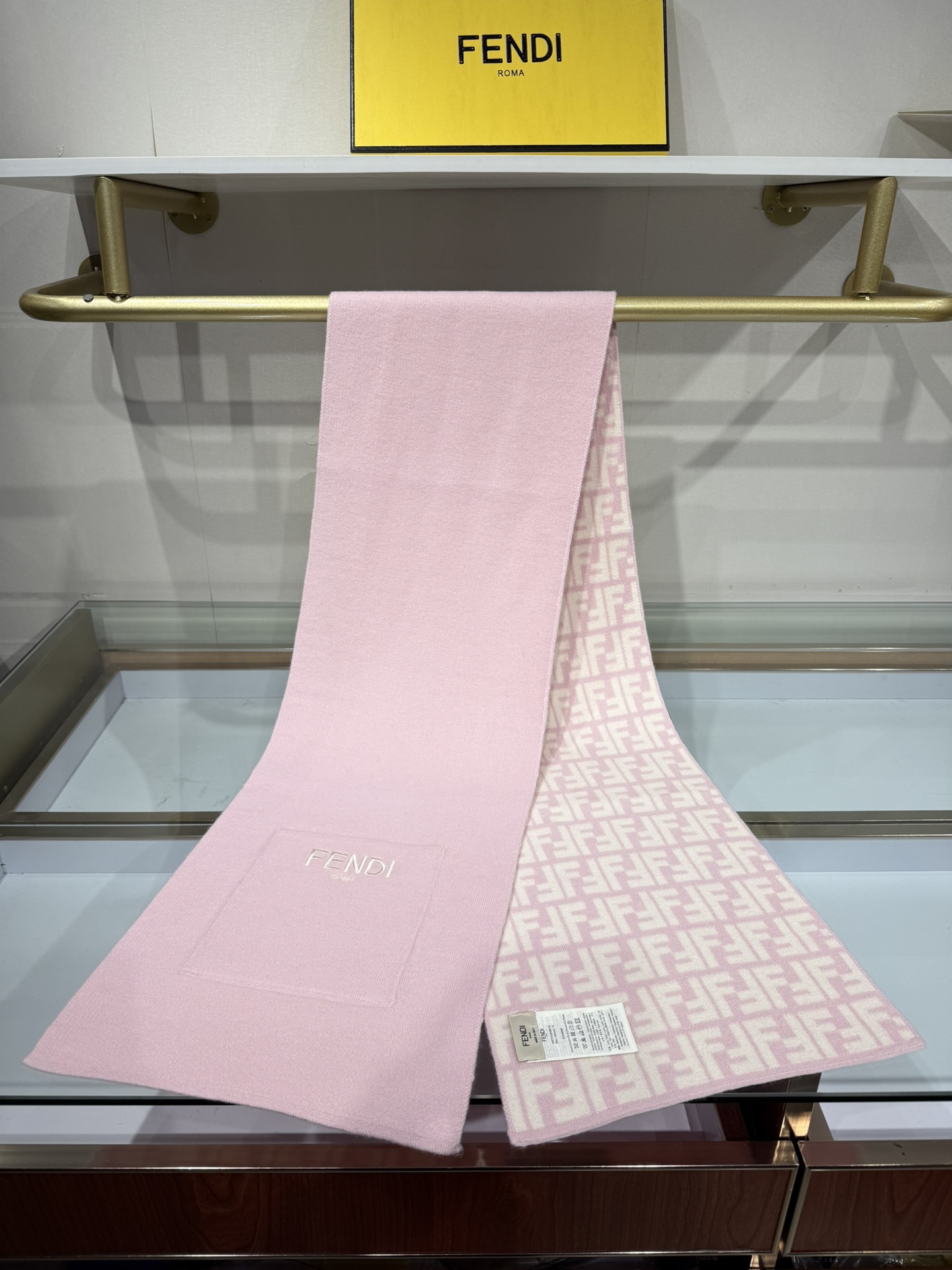 💟这款芬迪围巾是品牌经典配饰系列的代表之作，融合了奢华材质与标志性设计元素。它采用优质羊绒或羊毛材质打造