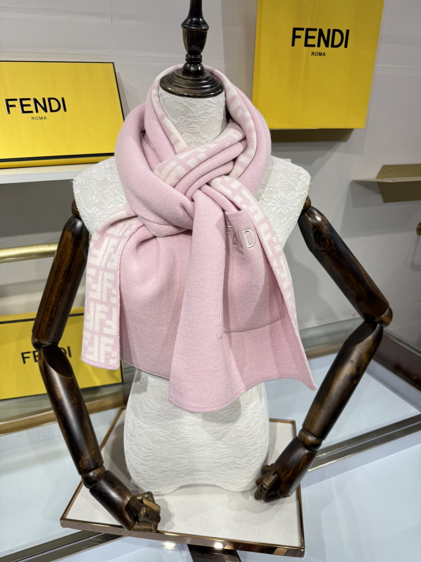 💟这款芬迪围巾是品牌经典配饰系列的代表之作，融合了奢华材质与标志性设计元素。它采用优质羊绒或羊毛材质打造