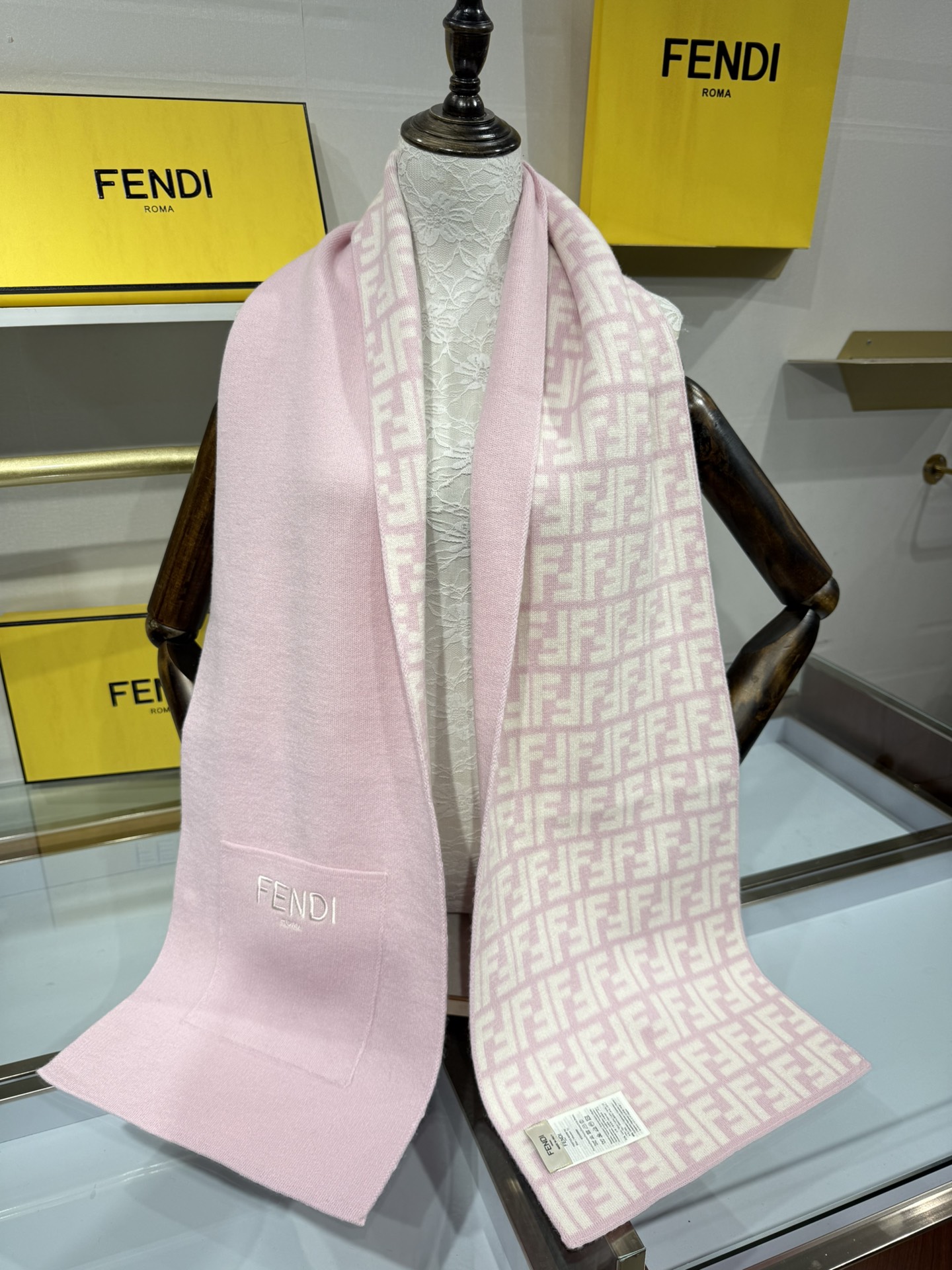 💟这款芬迪围巾是品牌经典配饰系列的代表之作，融合了奢华材质与标志性设计元素。它采用优质羊绒或羊毛材质打造
