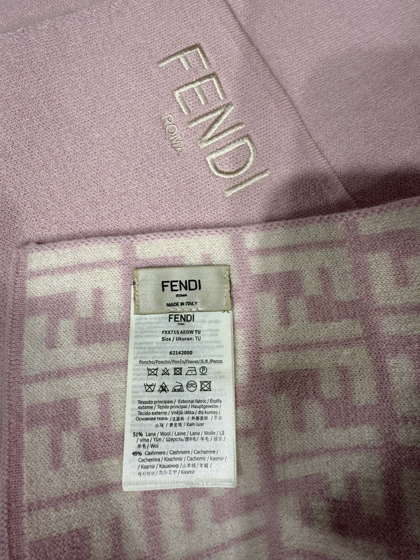 💟这款芬迪围巾是品牌经典配饰系列的代表之作，融合了奢华材质与标志性设计元素。它采用优质羊绒或羊毛材质打造