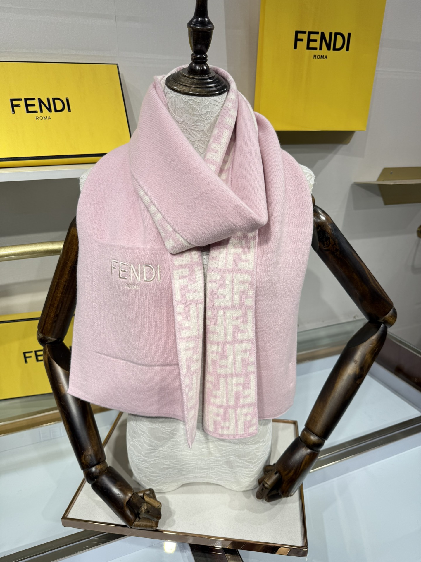 💟这款芬迪围巾是品牌经典配饰系列的代表之作，融合了奢华材质与标志性设计元素。它采用优质羊绒或羊毛材质打造