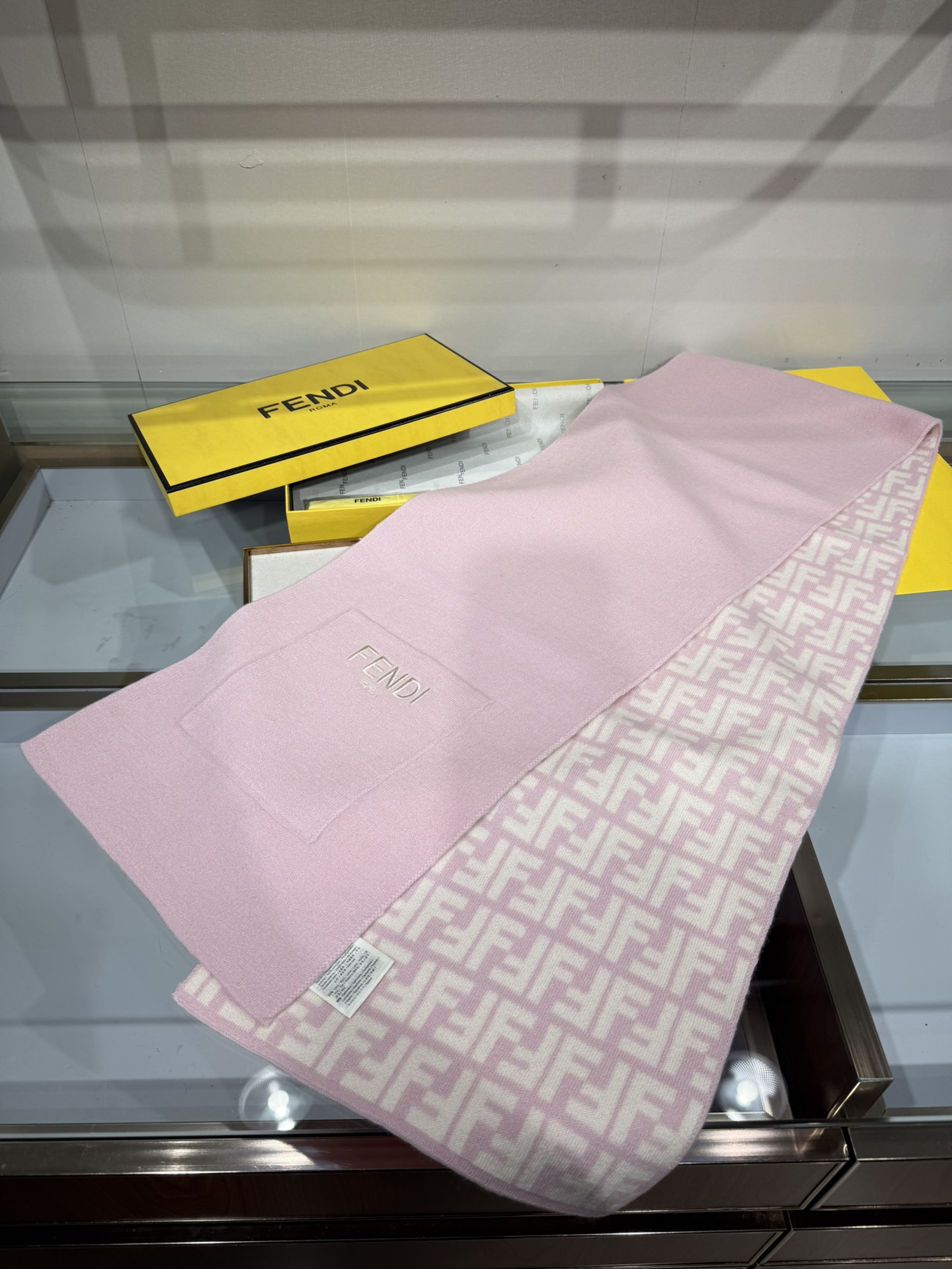 💟这款芬迪围巾是品牌经典配饰系列的代表之作，融合了奢华材质与标志性设计元素。它采用优质羊绒或羊毛材质打造