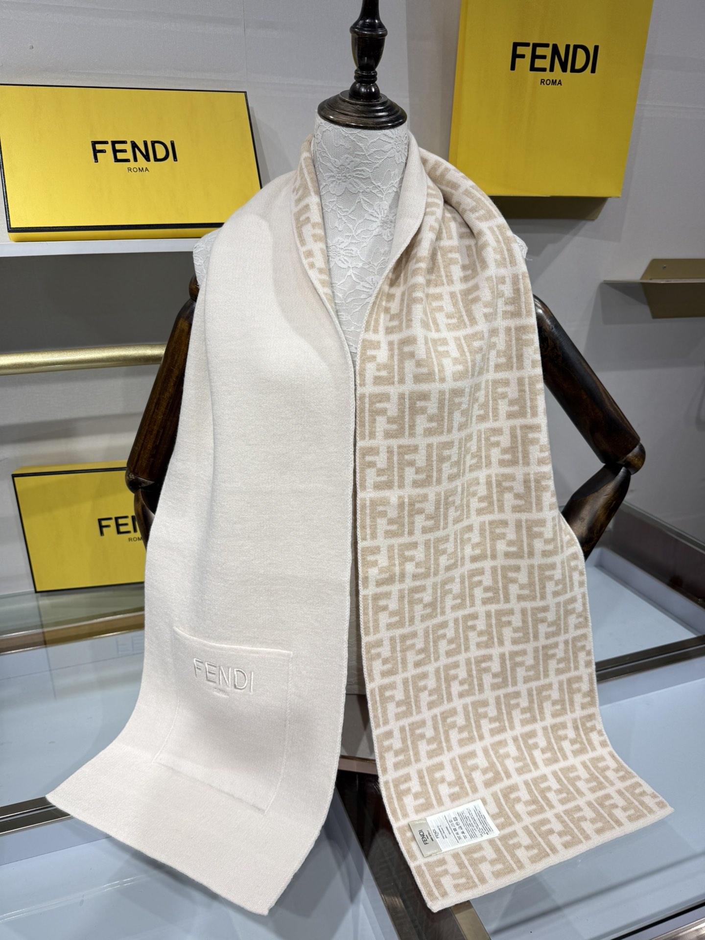 💟这款芬迪围巾是品牌经典配饰系列的代表之作，融合了奢华材质与标志性设计元素。它采用优质羊绒或羊毛材质打造