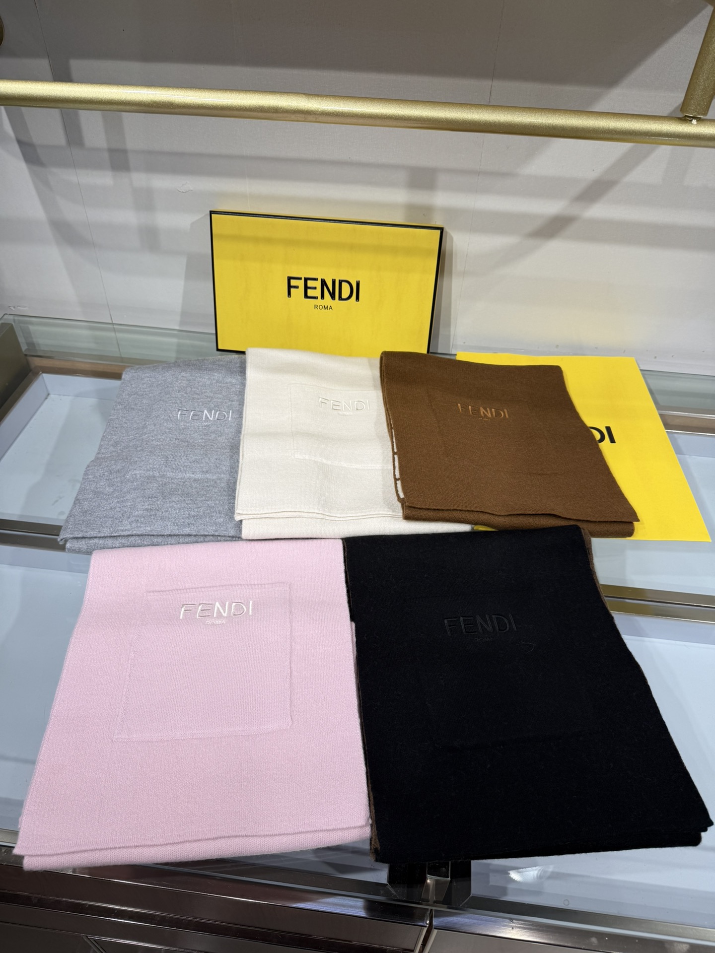 💟这款芬迪围巾是品牌经典配饰系列的代表之作，融合了奢华材质与标志性设计元素。它采用优质羊绒或羊毛材质打造