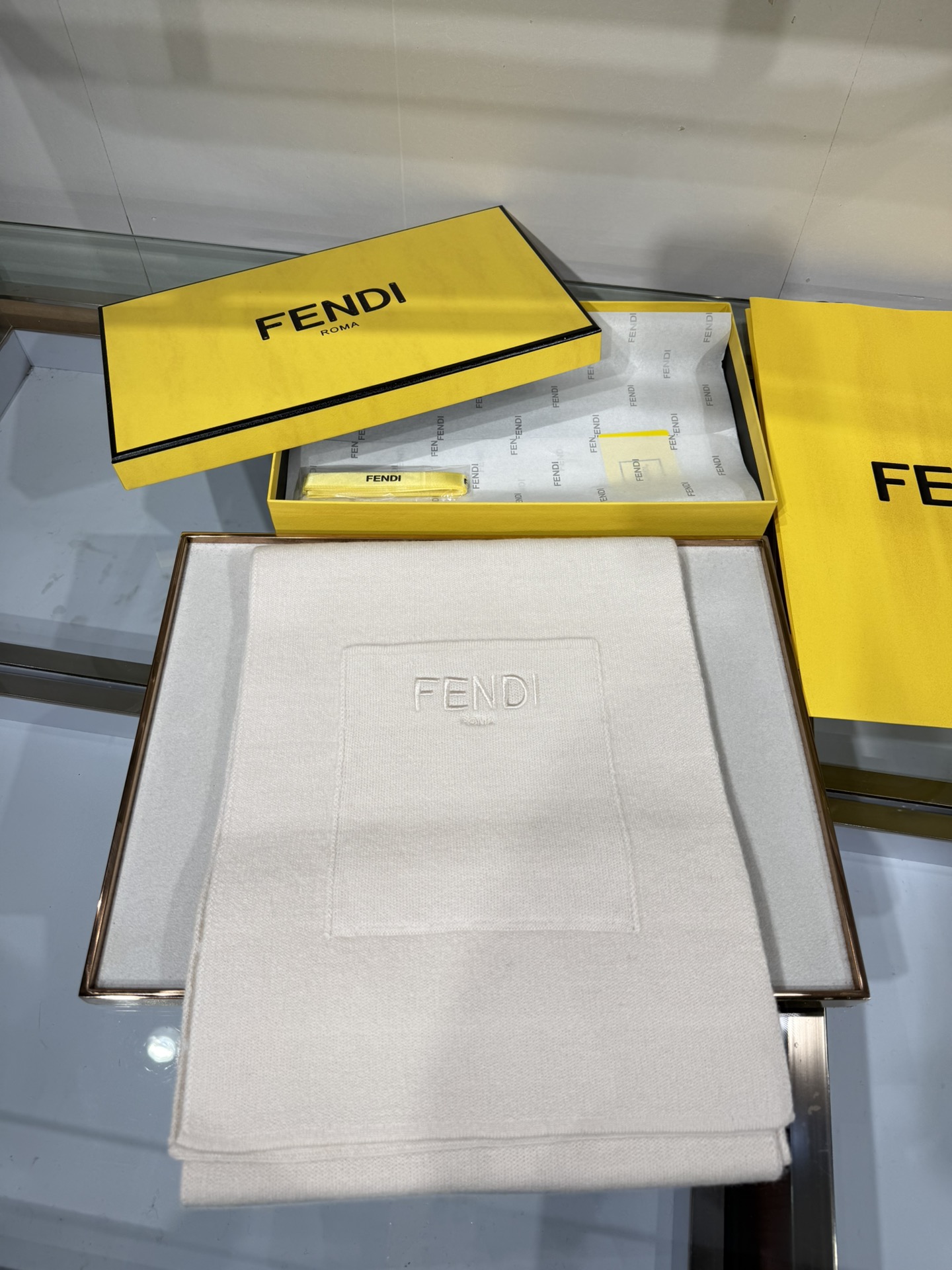 💟这款芬迪围巾是品牌经典配饰系列的代表之作，融合了奢华材质与标志性设计元素。它采用优质羊绒或羊毛材质打造