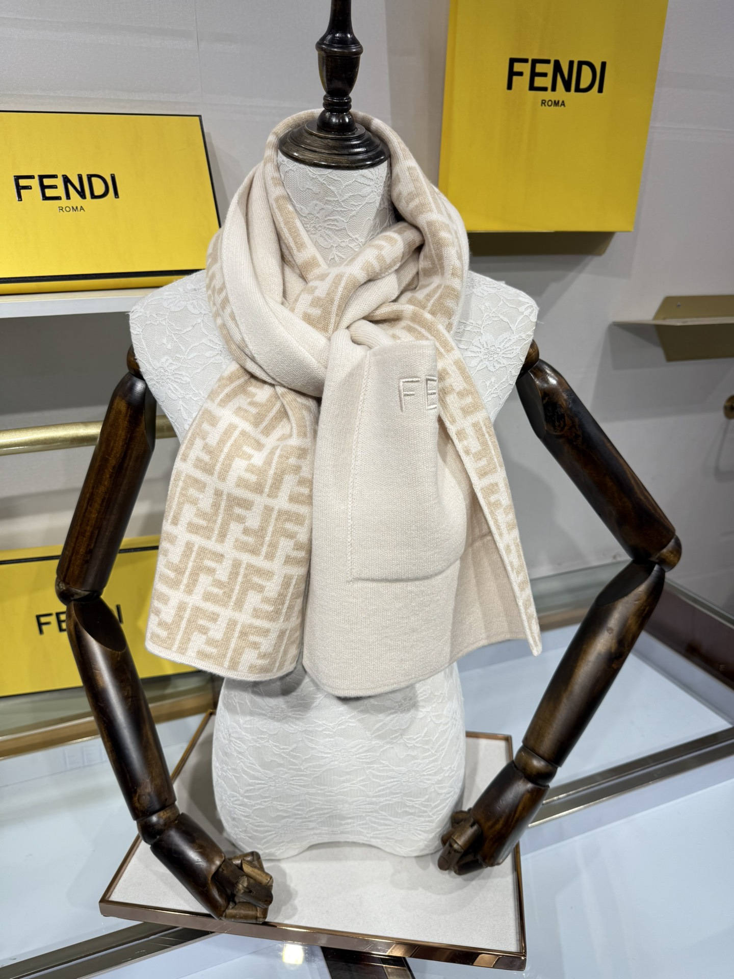 💟这款芬迪围巾是品牌经典配饰系列的代表之作，融合了奢华材质与标志性设计元素。它采用优质羊绒或羊毛材质打造