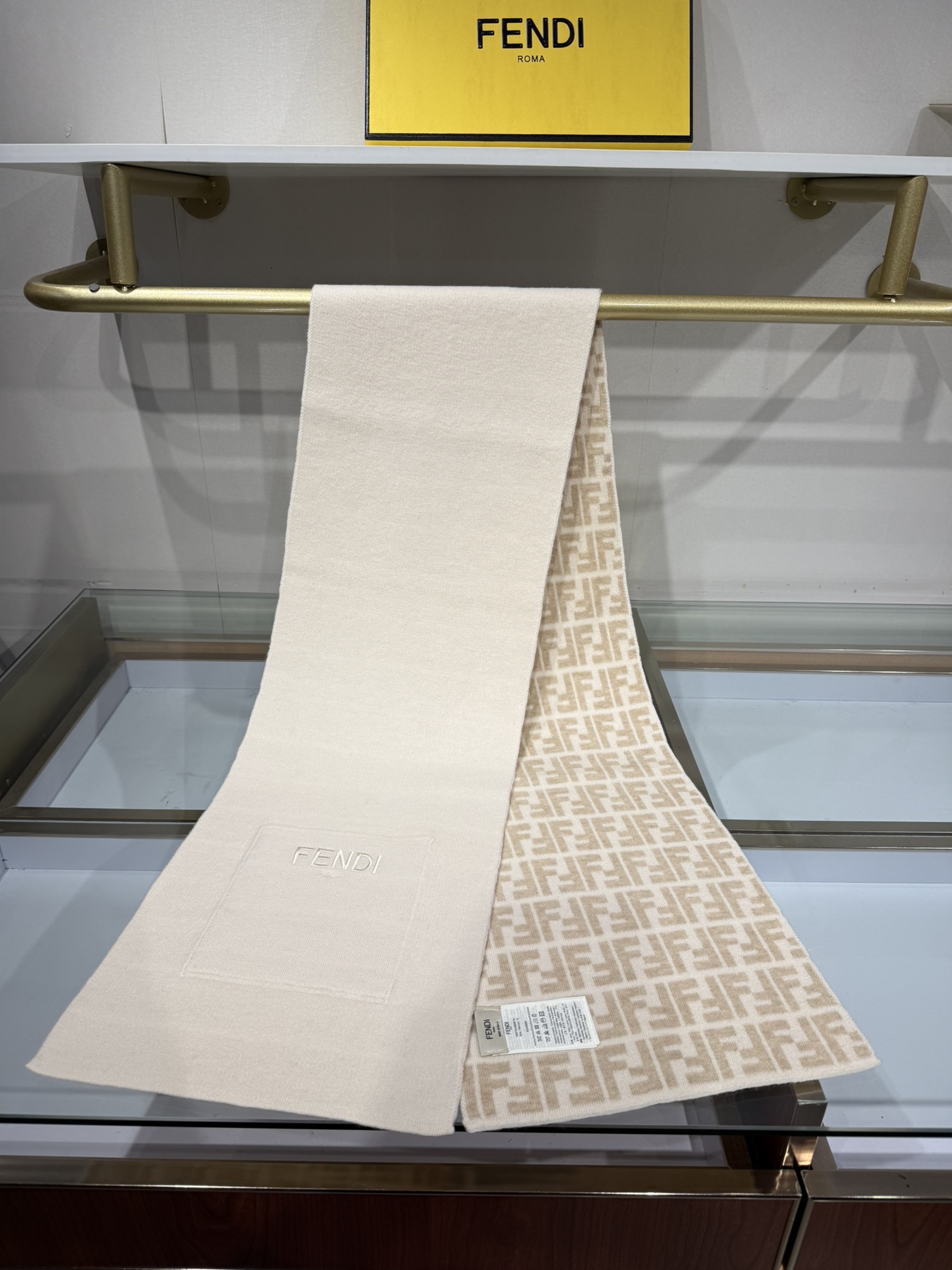 💟这款芬迪围巾是品牌经典配饰系列的代表之作，融合了奢华材质与标志性设计元素。它采用优质羊绒或羊毛材质打造