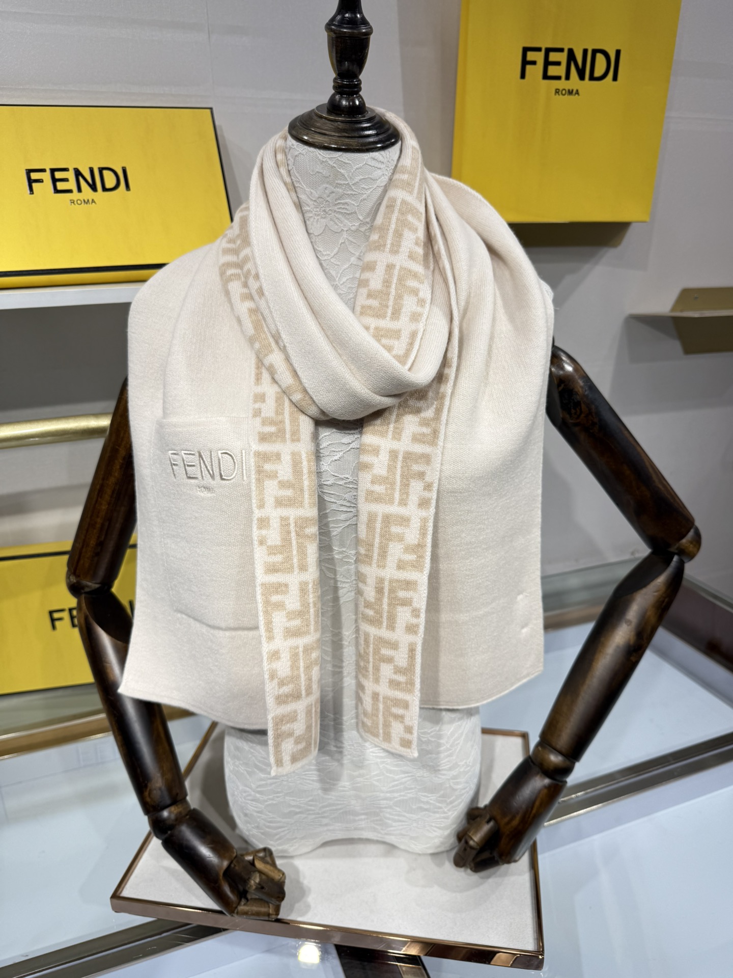 💟这款芬迪围巾是品牌经典配饰系列的代表之作，融合了奢华材质与标志性设计元素。它采用优质羊绒或羊毛材质打造