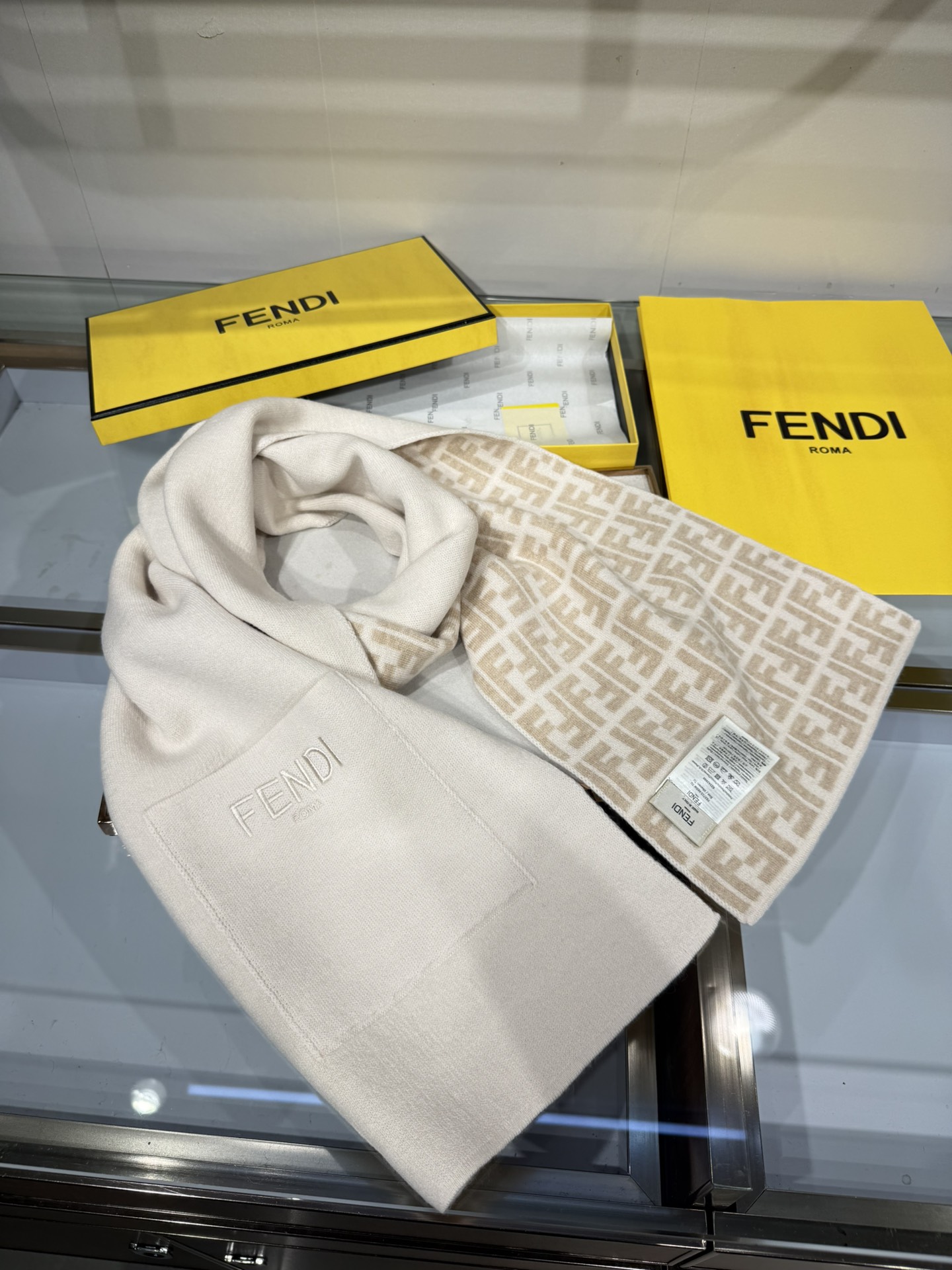 💟这款芬迪围巾是品牌经典配饰系列的代表之作，融合了奢华材质与标志性设计元素。它采用优质羊绒或羊毛材质打造