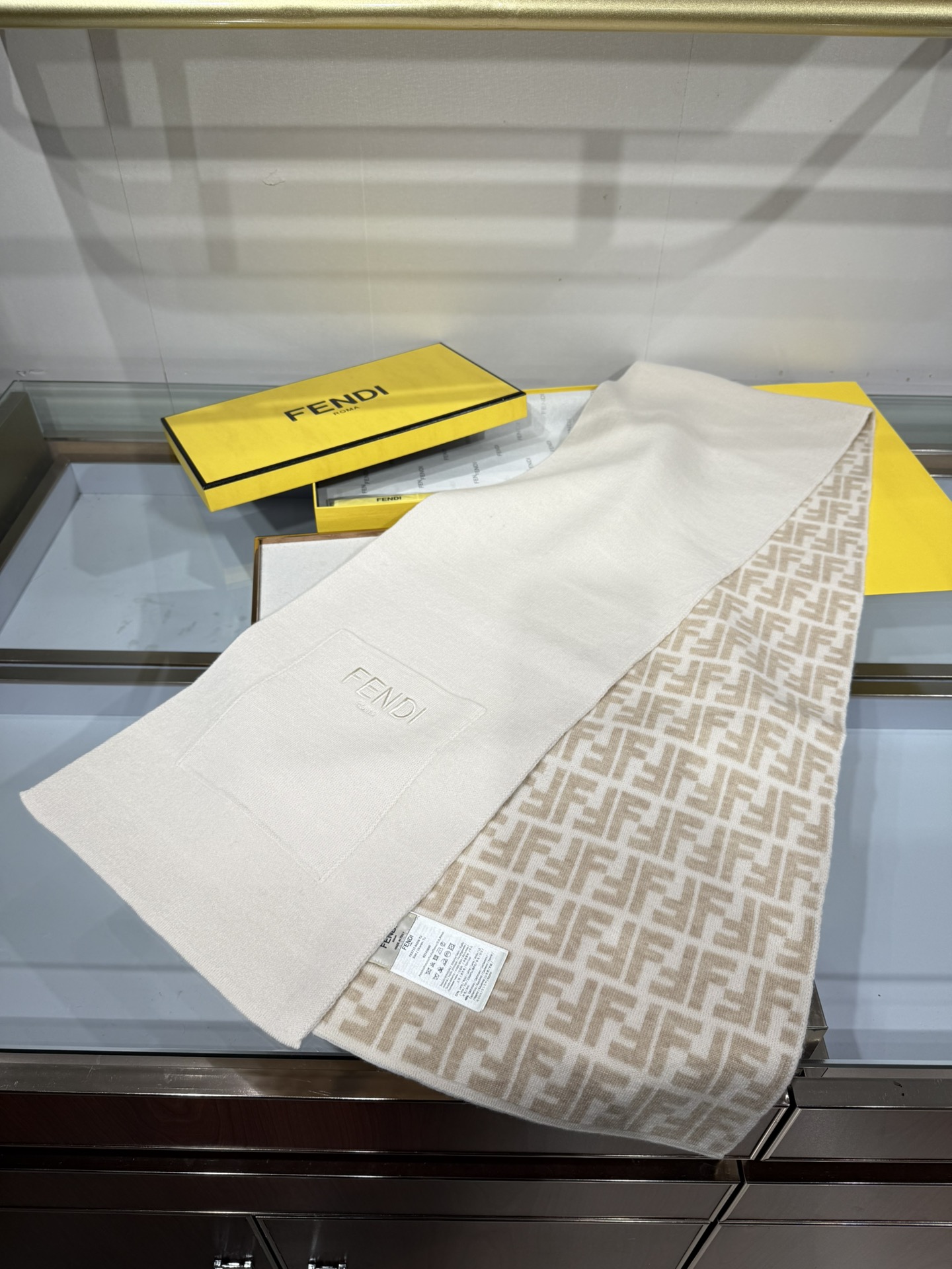 💟这款芬迪围巾是品牌经典配饰系列的代表之作，融合了奢华材质与标志性设计元素。它采用优质羊绒或羊毛材质打造