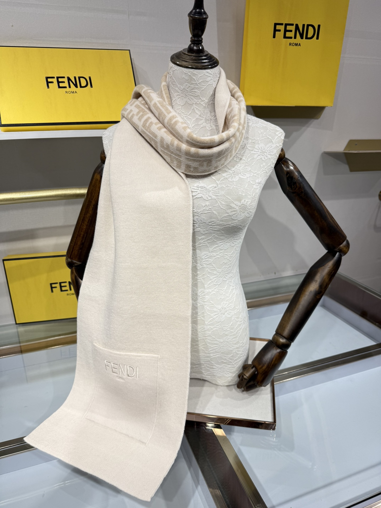 💟这款芬迪围巾是品牌经典配饰系列的代表之作，融合了奢华材质与标志性设计元素。它采用优质羊绒或羊毛材质打造