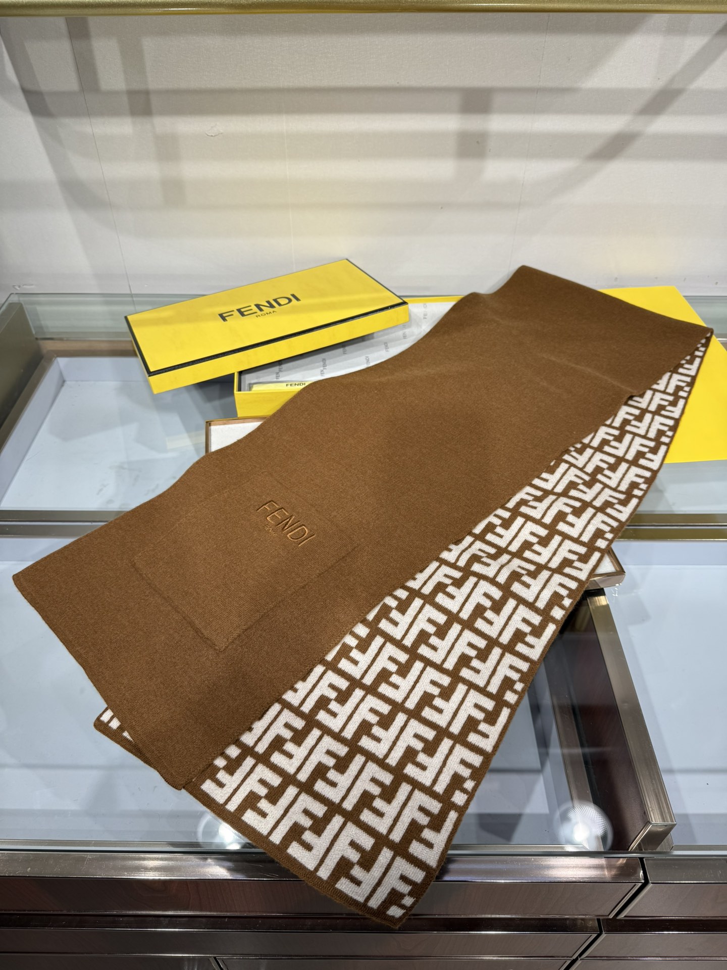 💟这款芬迪围巾是品牌经典配饰系列的代表之作，融合了奢华材质与标志性设计元素。它采用优质羊绒或羊毛材质打造