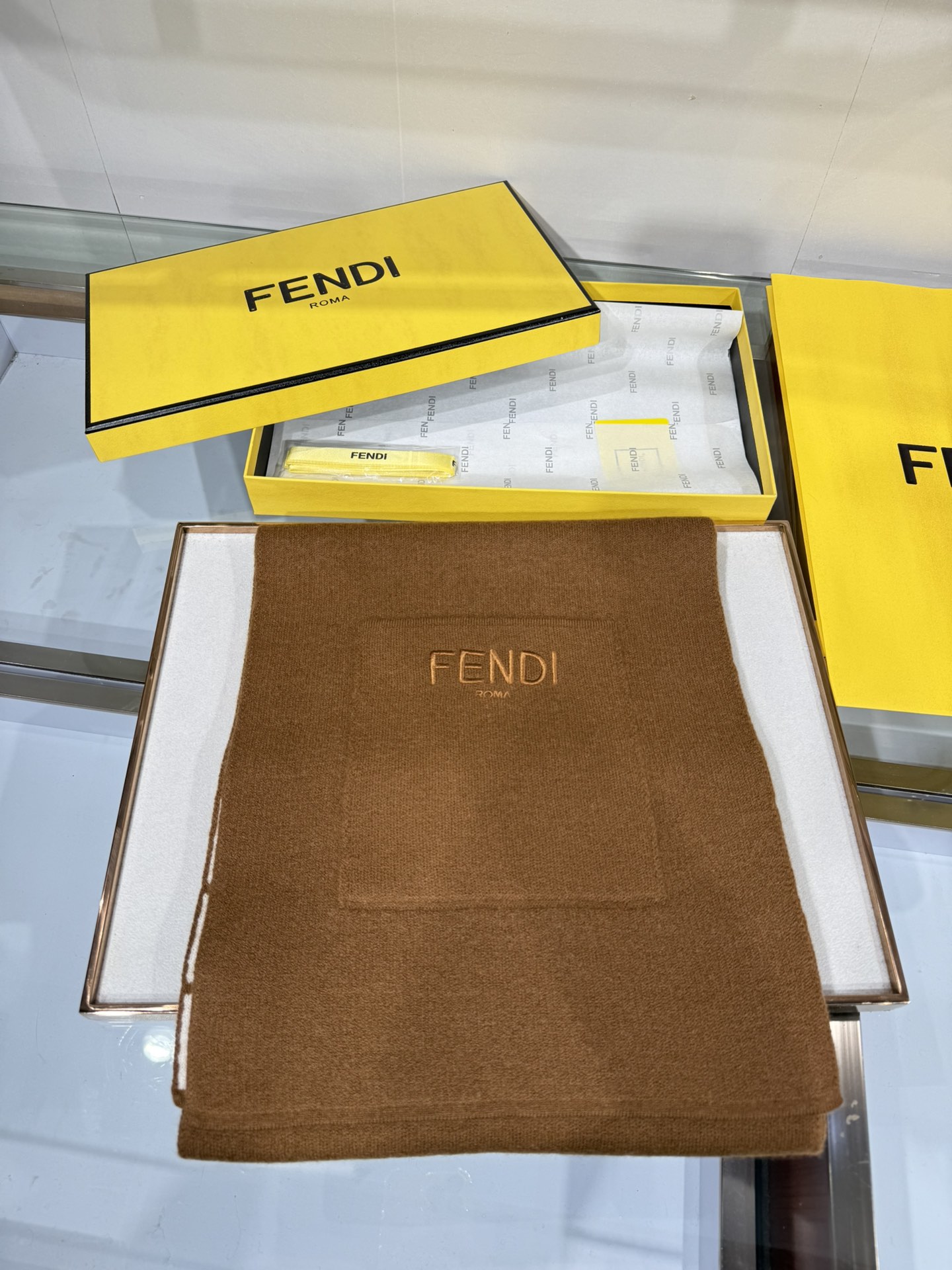 💟这款芬迪围巾是品牌经典配饰系列的代表之作，融合了奢华材质与标志性设计元素。它采用优质羊绒或羊毛材质打造