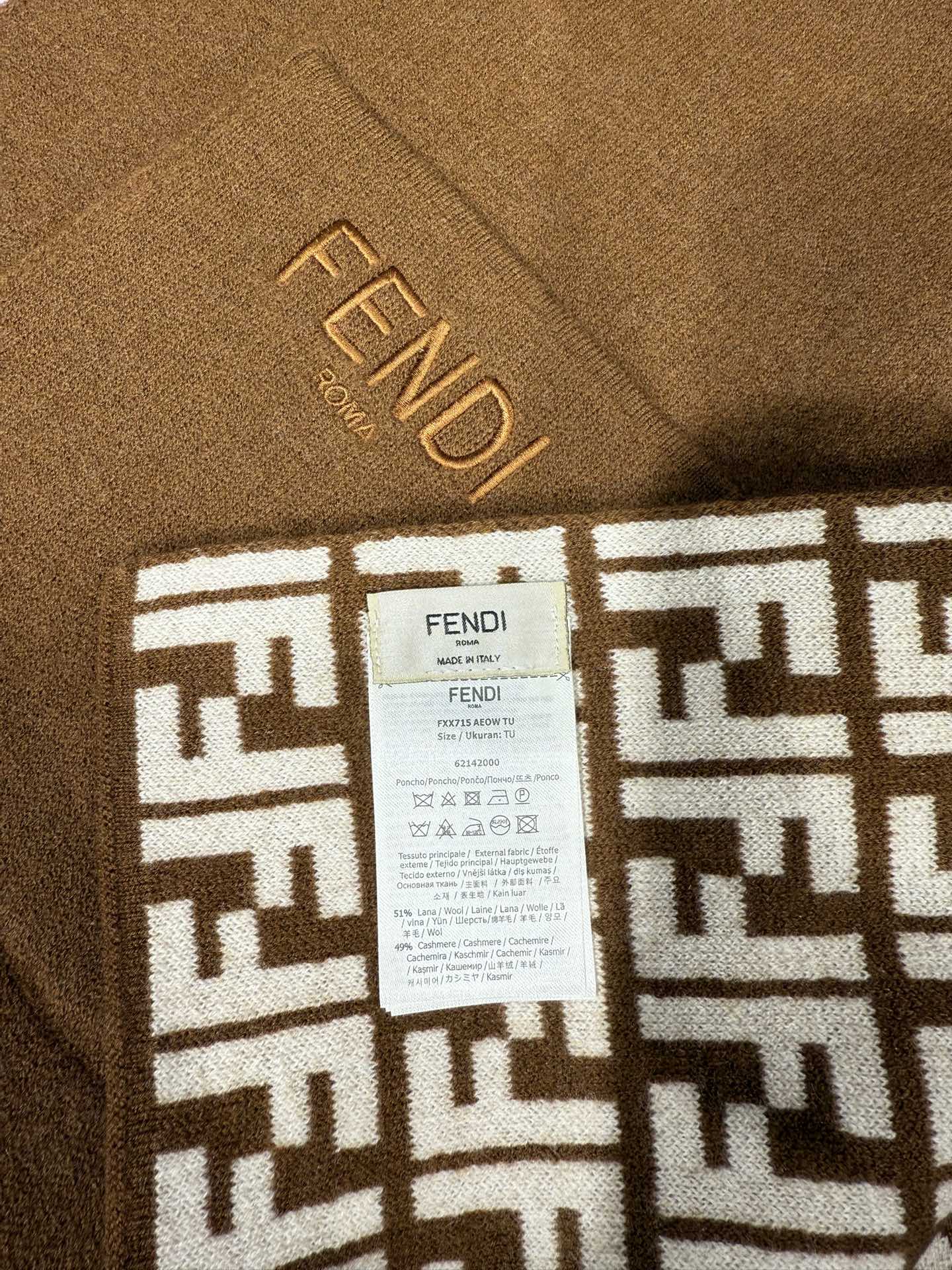 💟这款芬迪围巾是品牌经典配饰系列的代表之作，融合了奢华材质与标志性设计元素。它采用优质羊绒或羊毛材质打造