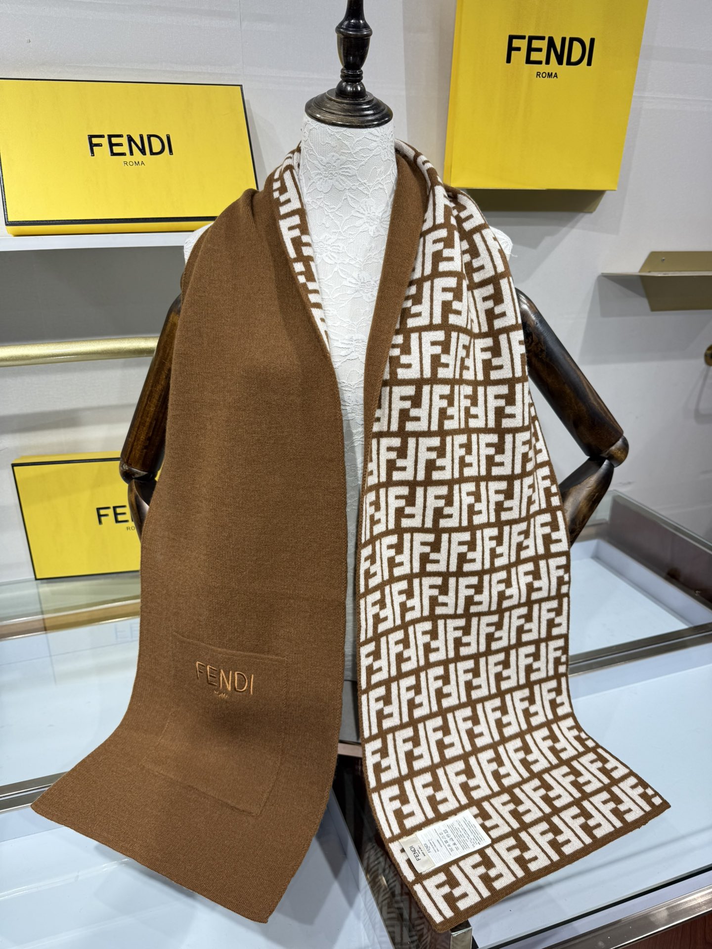 💟这款芬迪围巾是品牌经典配饰系列的代表之作，融合了奢华材质与标志性设计元素。它采用优质羊绒或羊毛材质打造