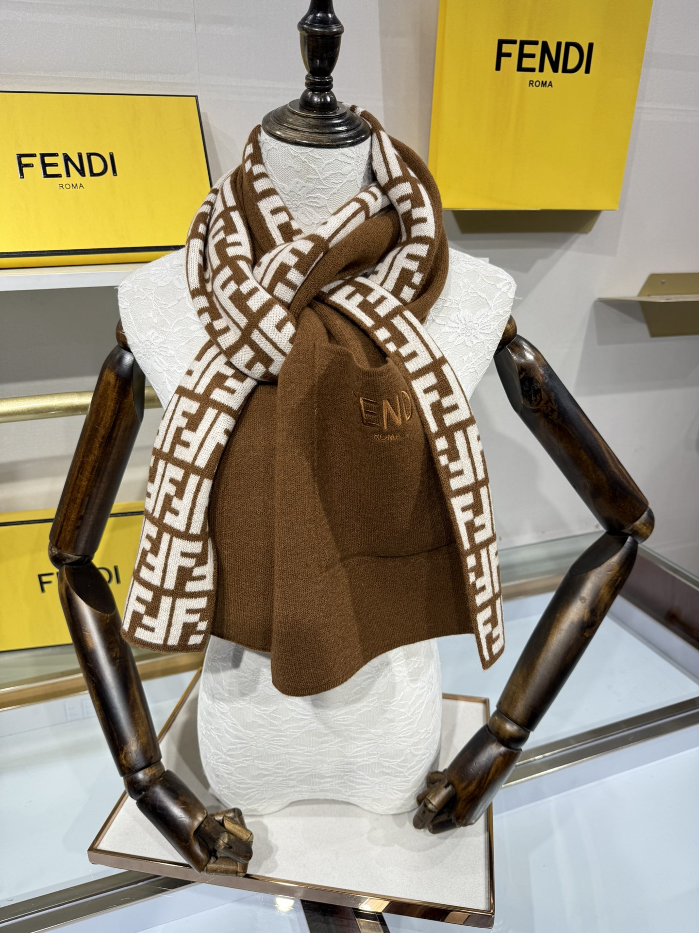💟这款芬迪围巾是品牌经典配饰系列的代表之作，融合了奢华材质与标志性设计元素。它采用优质羊绒或羊毛材质打造